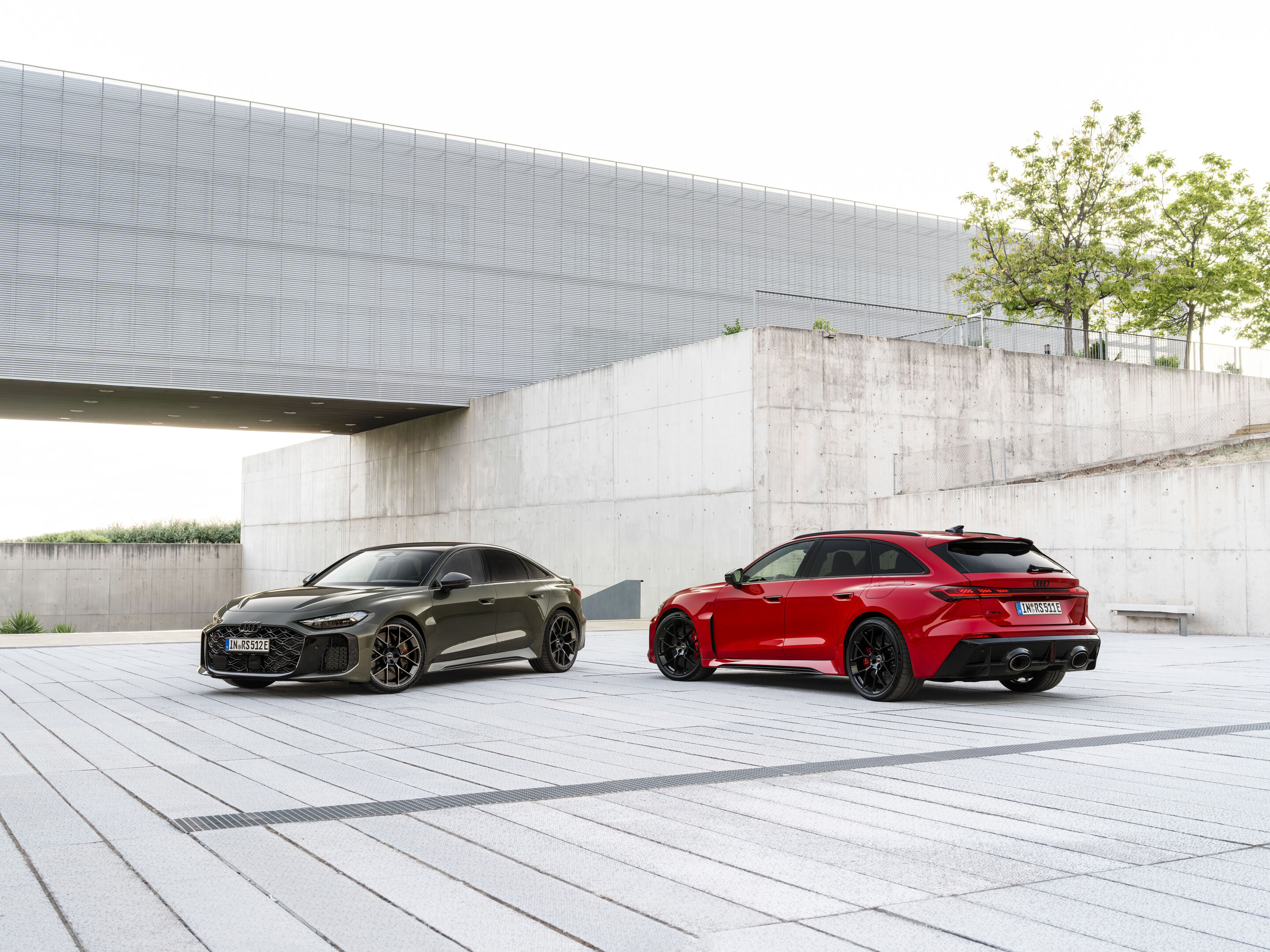Audi RS 5 Limousine / Audi RS 5 Avant - Bedfordgrün Metallic, Progressivrot Metallic, Outdoor-Standaufnahme, Exterieur, Dreiviertelfront-, Dreiviertelheckansicht