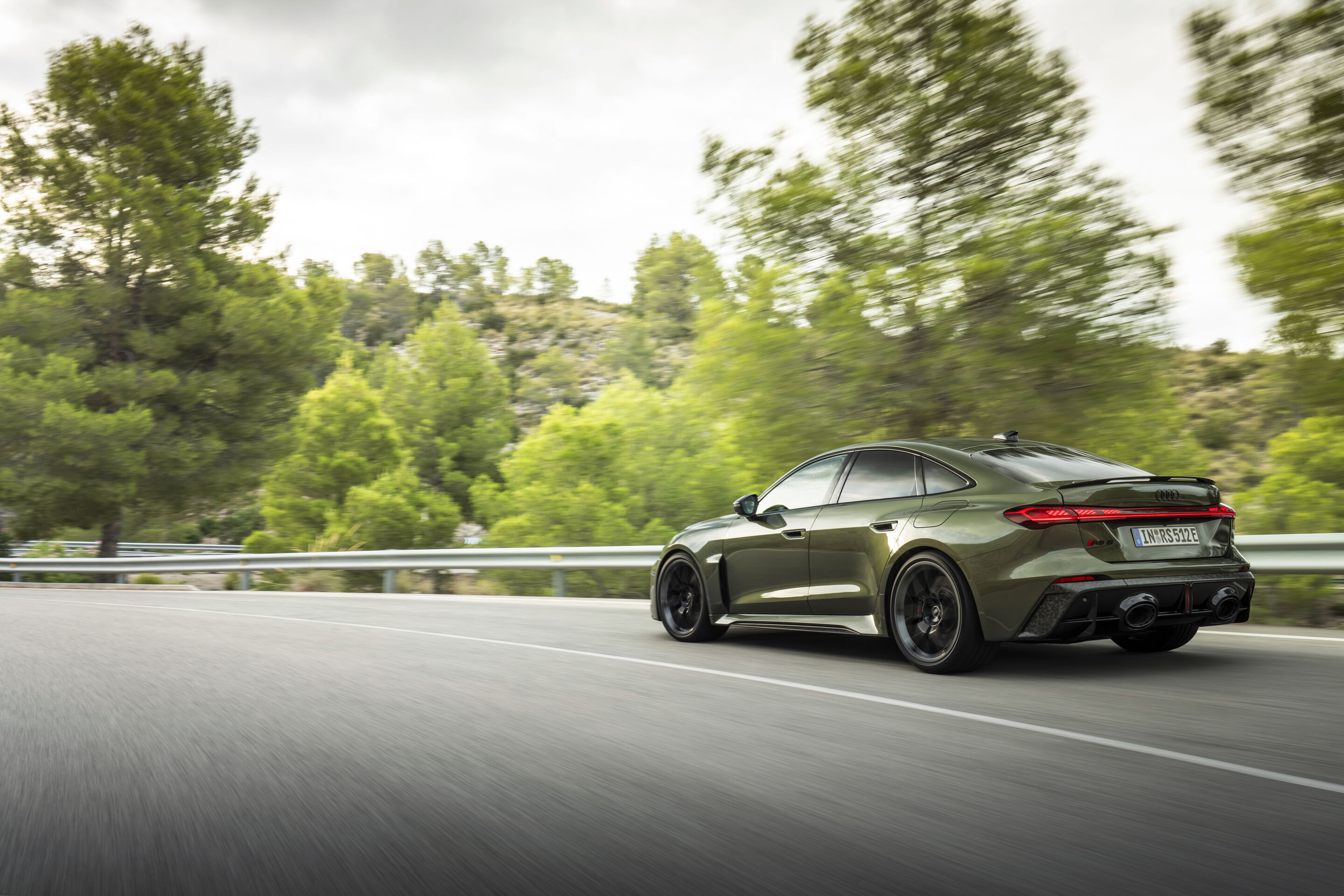 Audi RS 5 Limousine - Bedfordgrün Metallic, Outdoor-Fahraufnahme, Exterieur, Dreiviertelheckansicht