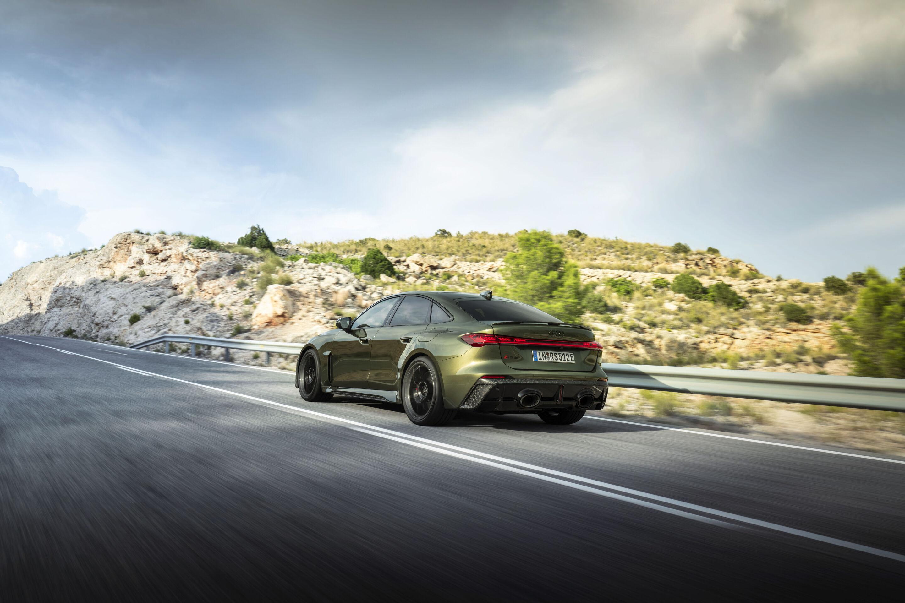 Audi RS 5 Limousine - Bedfordgrün Metallic, Outdoor-Fahraufnahme, Exterieur, Dreiviertelheckansicht