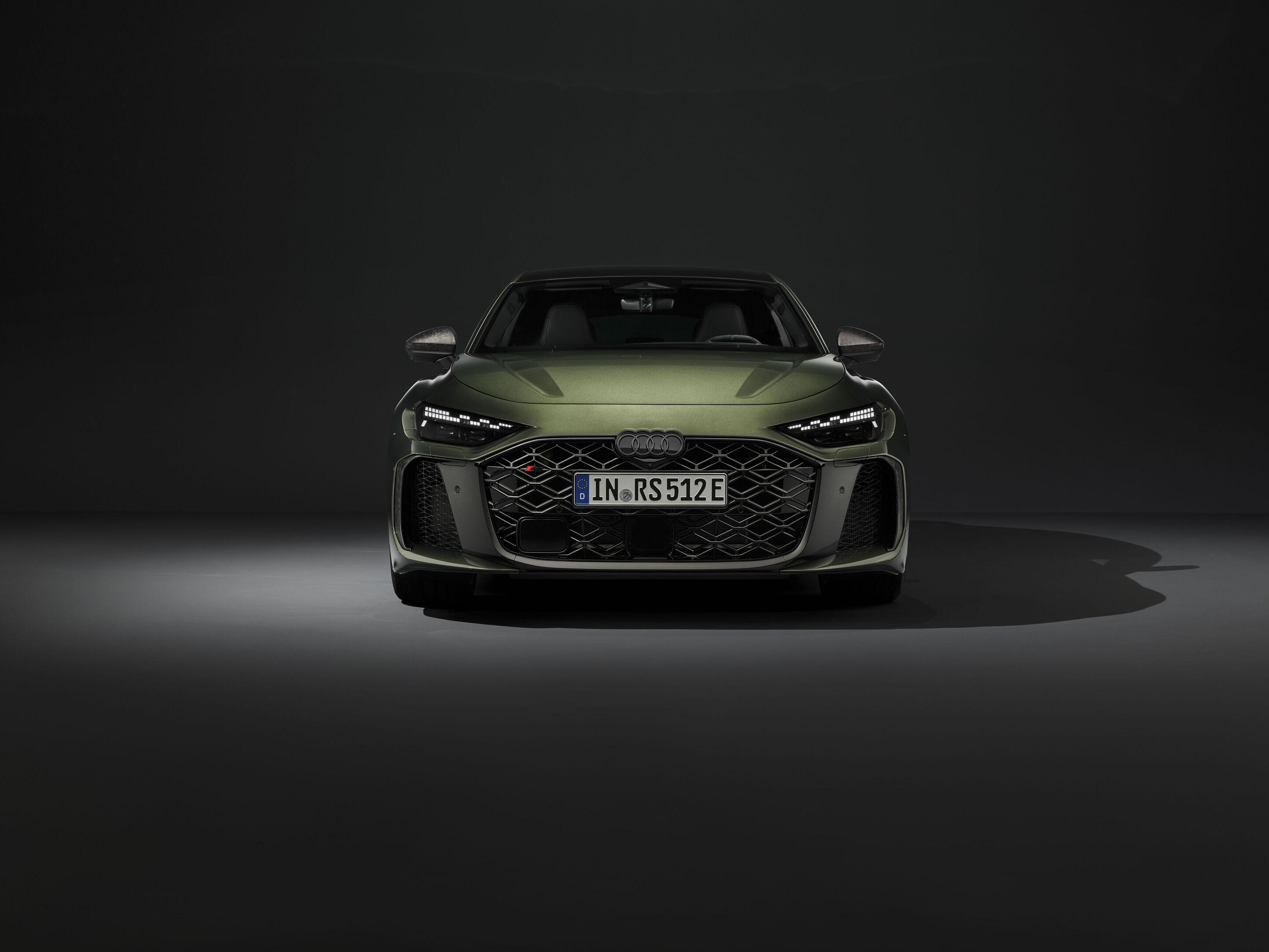Audi RS 5 Limousine - Bedfordgrün Metallic, Indoor-Standaufnahme, Exterieur, Frontansicht