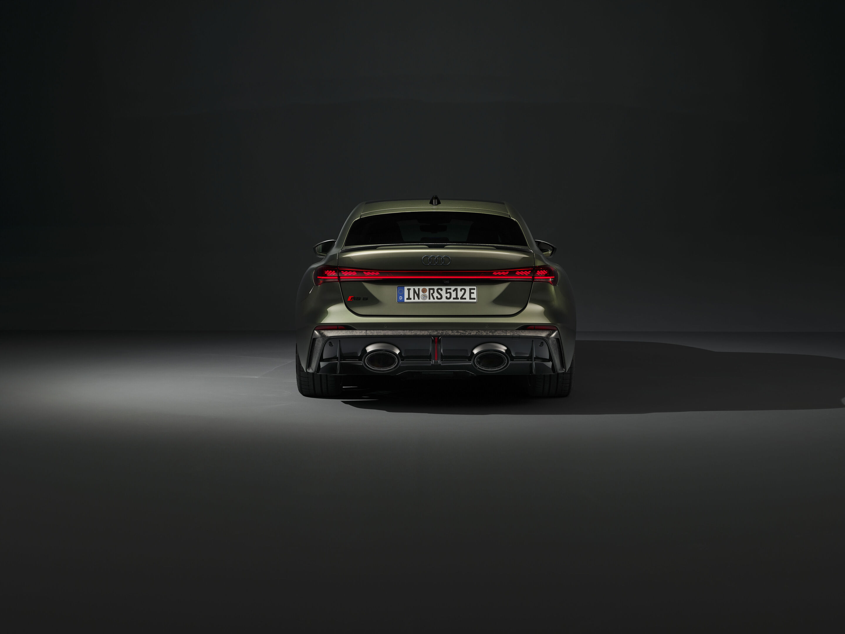 Audi RS 5 Limousine - Bedfordgrün Metallic, Indoor-Standaufnahme, Exterieur, Heckansicht