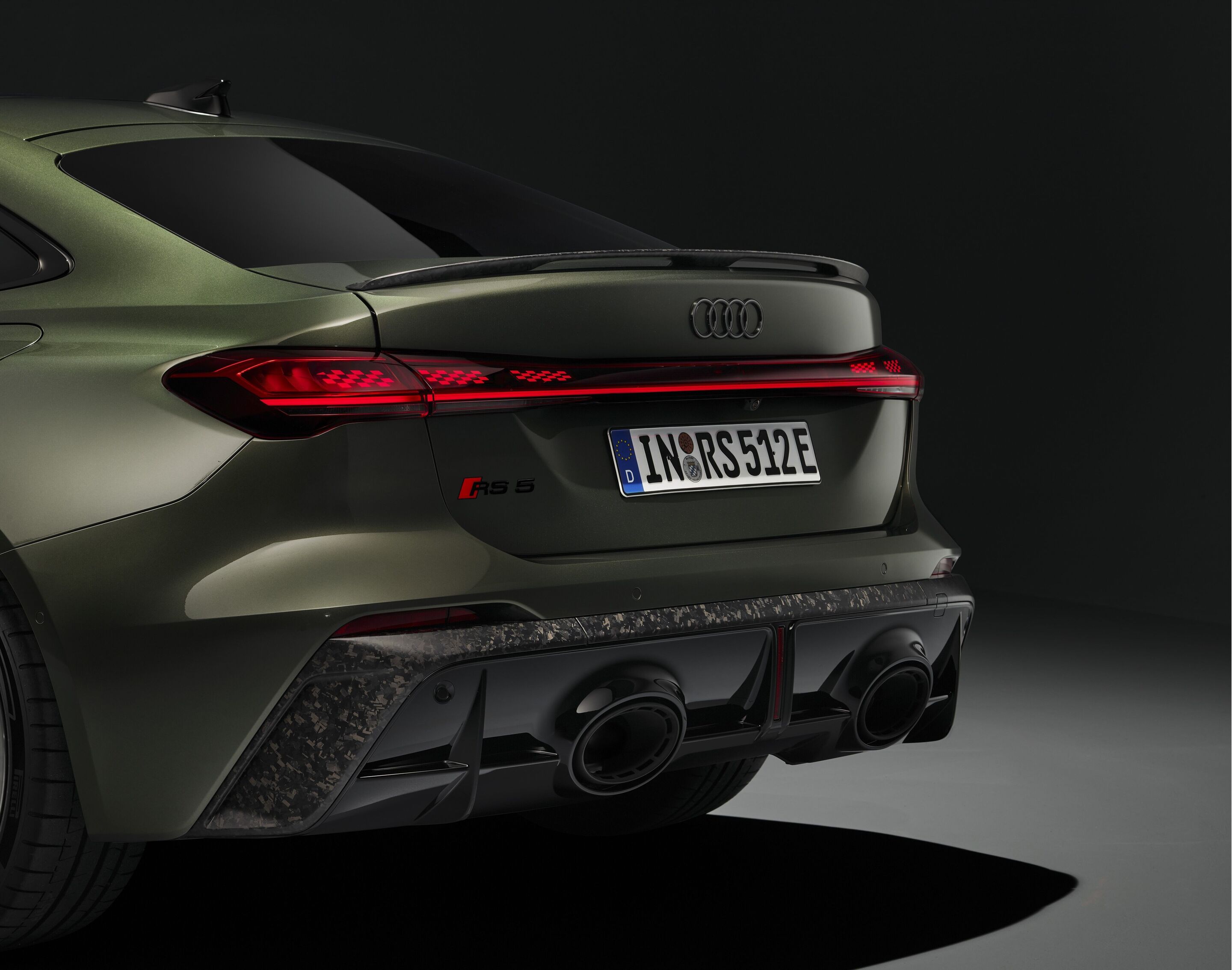 Audi RS 5 Limousine - Bedfordgrün Metallic, Indoor-Standaufnahme, Exterieur, Detailansicht Heck