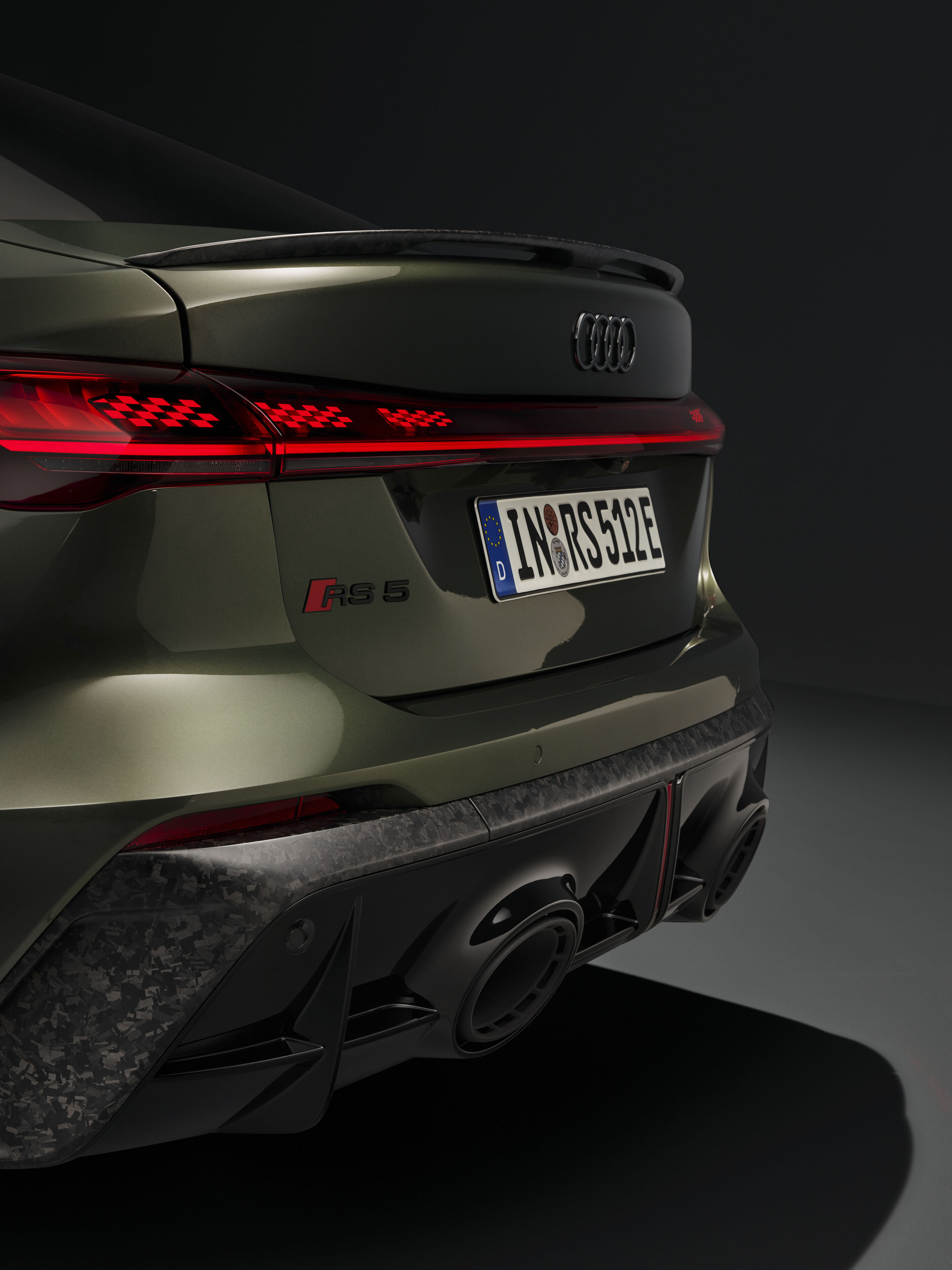 Audi RS 5 Limousine - Bedfordgrün Metallic, Indoor-Standaufnahme, Exterieur, Detailansicht Heck