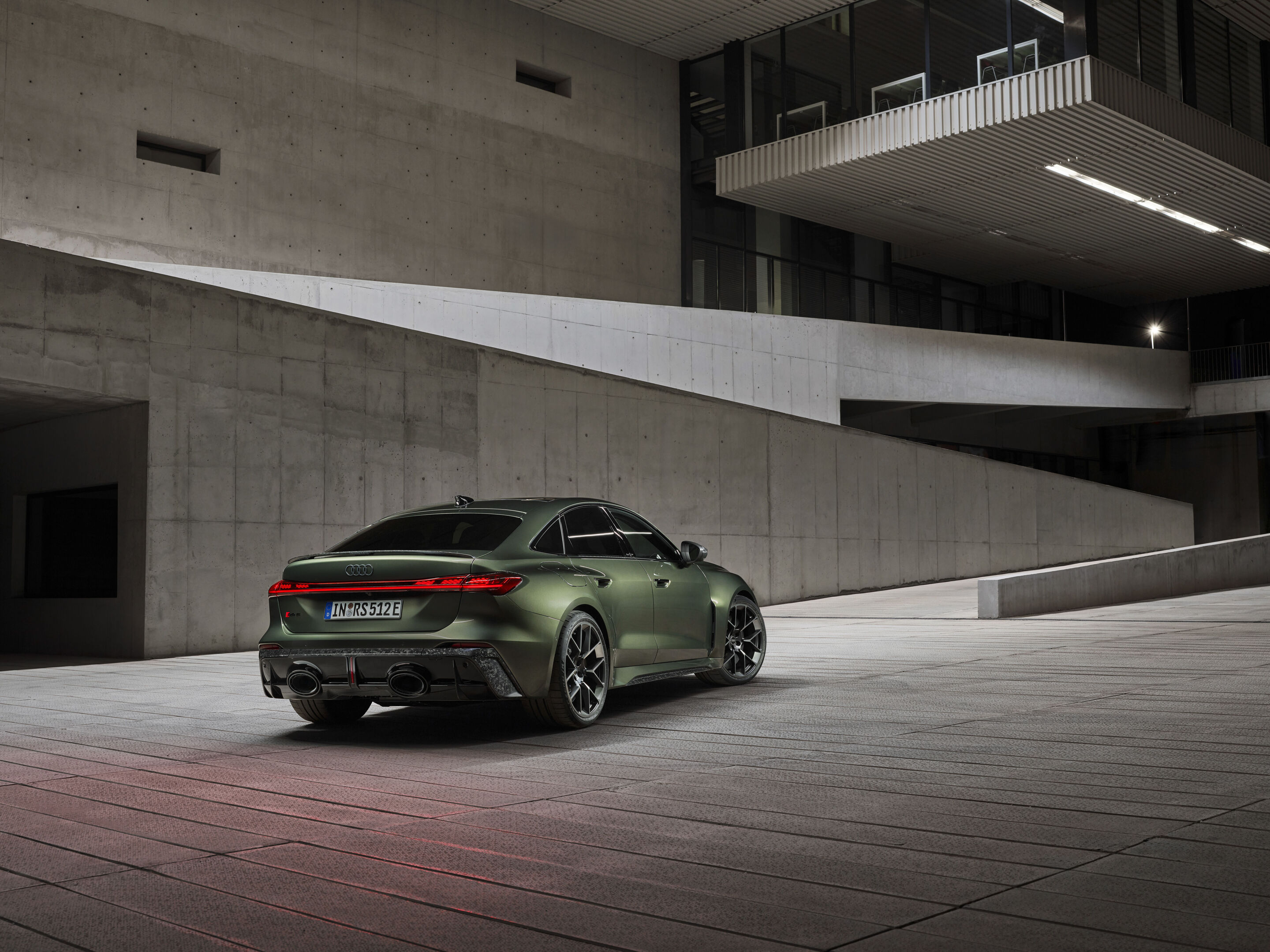 Audi RS 5 Limousine - Bedfordgrün Metallic, Outdoor-Standaufnahme, Exterieur, Dreiviertelheckansicht
