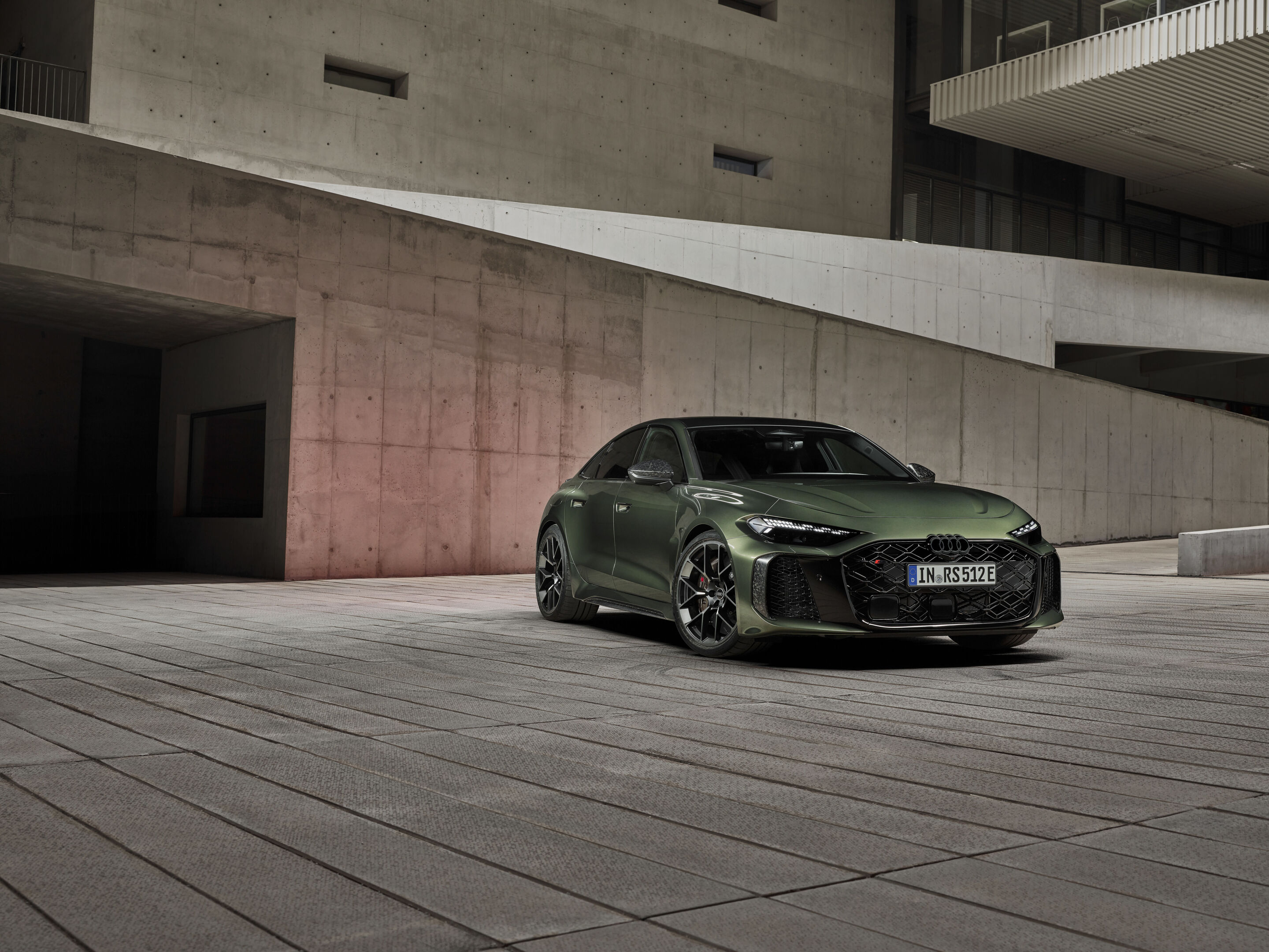 Audi RS 5 Limousine - Bedfordgrün Metallic, Outdoor-Standaufnahme, Exterieur, Dreiviertelfrontansicht