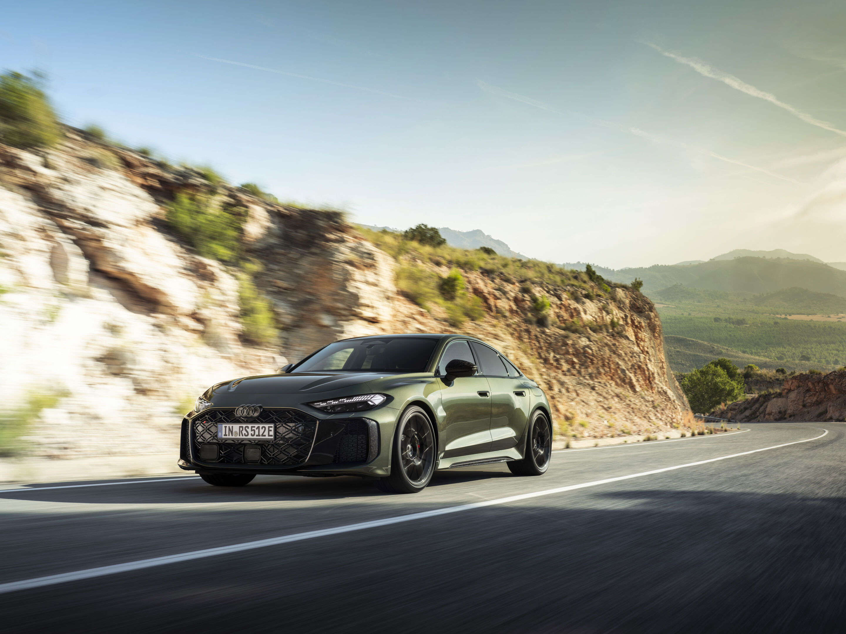 Audi RS 5 Limousine - Bedfordgrün Metallic, Outdoor-Fahraufnahme, Exterieur, Dreiviertelfrontansicht