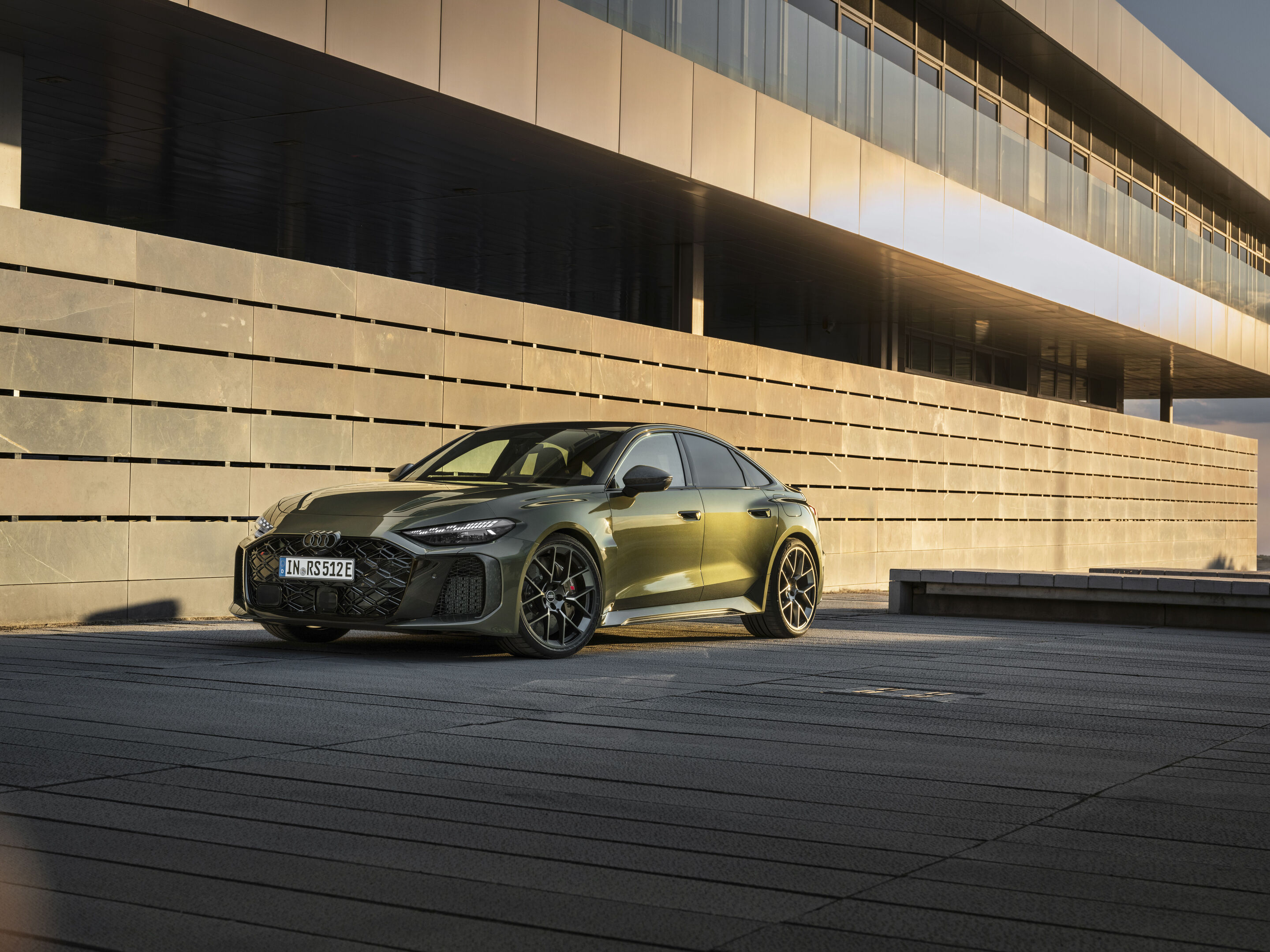Audi RS 5 Limousine - Bedfordgrün Metallic, Outdoor-Standaufnahme, Exterieur, Dreiviertelfrontansicht