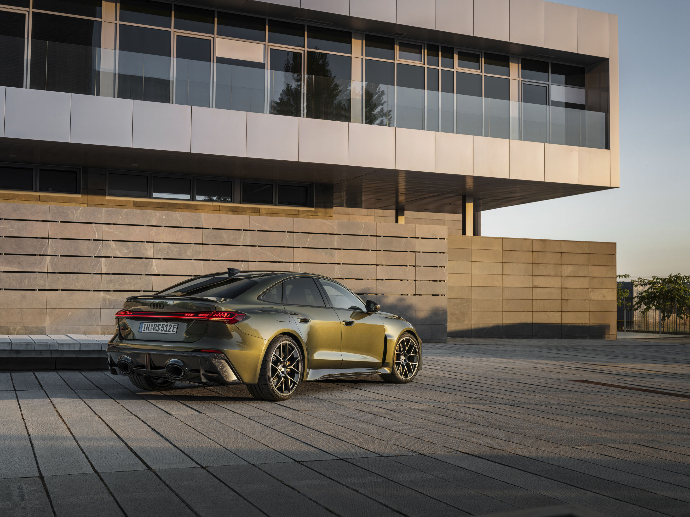 Audi RS 5 Limousine - Bedfordgrün Metallic, Outdoor-Standaufnahme, Exterieur, Dreiviertelheckansicht