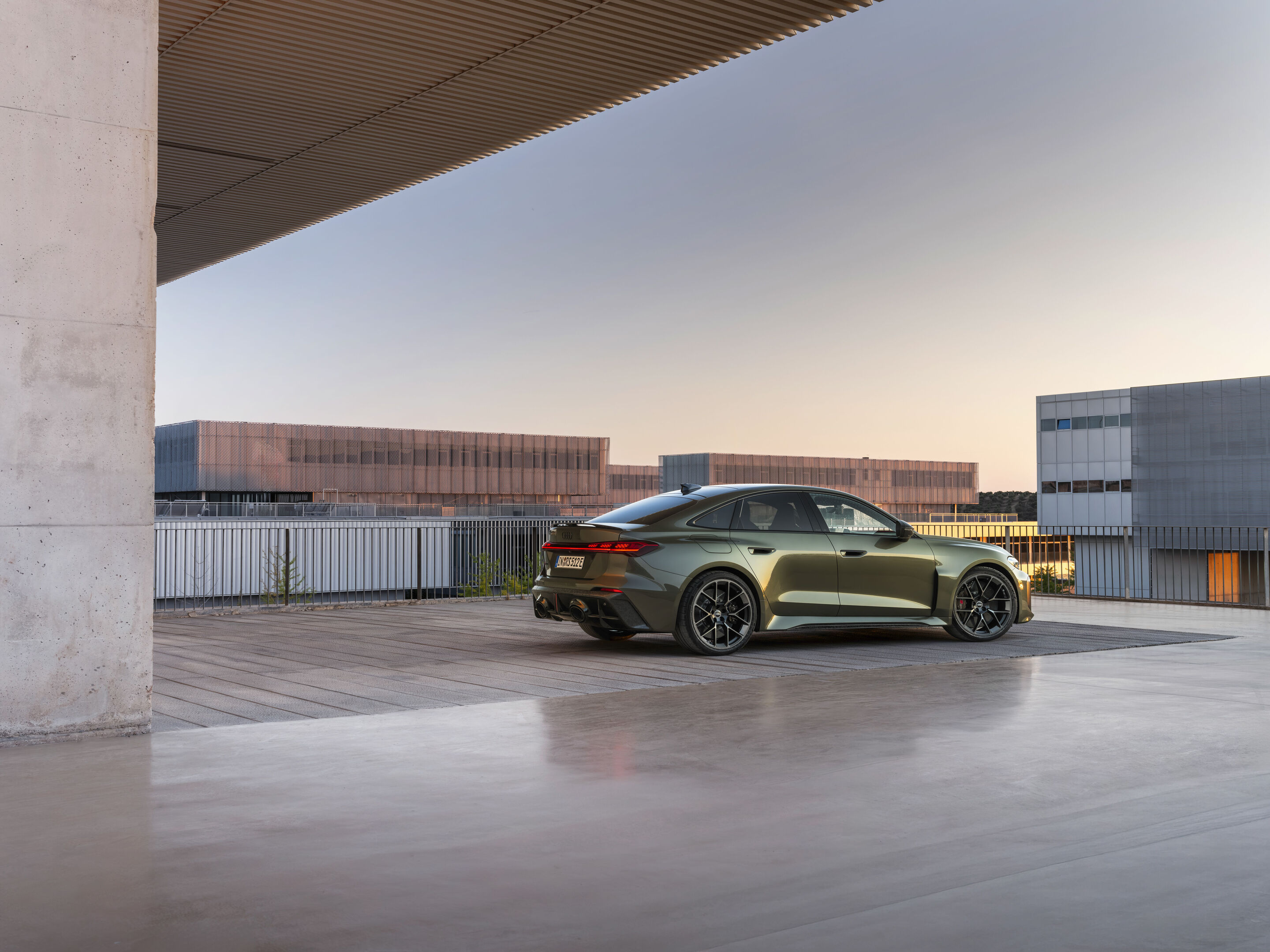 Audi RS 5 Limousine - Bedfordgrün Metallic, Outdoor-Standaufnahme, Exterieur, Dreiviertelheckansicht