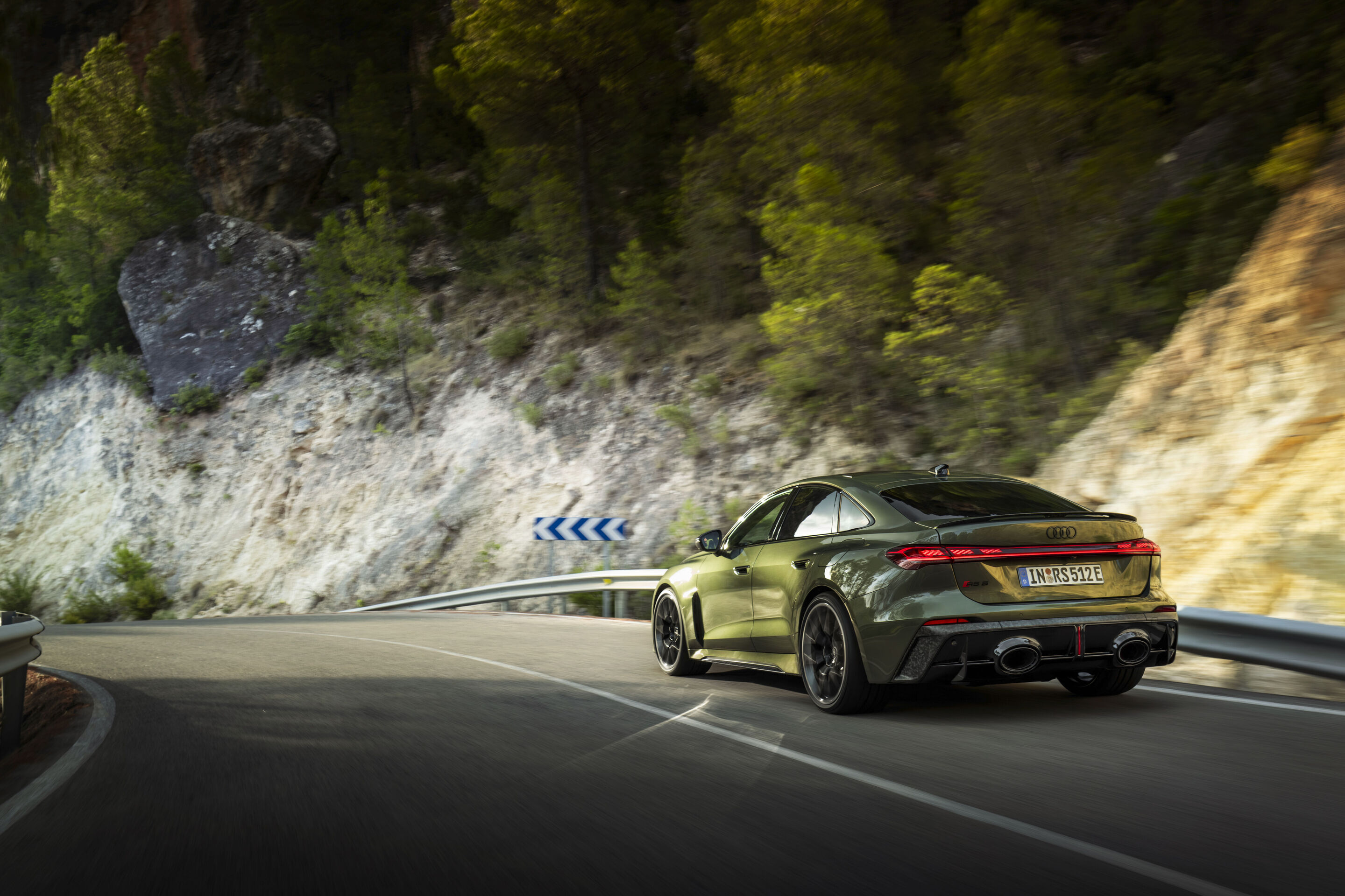 Audi RS 5 Limousine - Bedfordgrün Metallic, Outdoor-Fahraufnahme, Exterieur, Dreiviertelheckansicht
