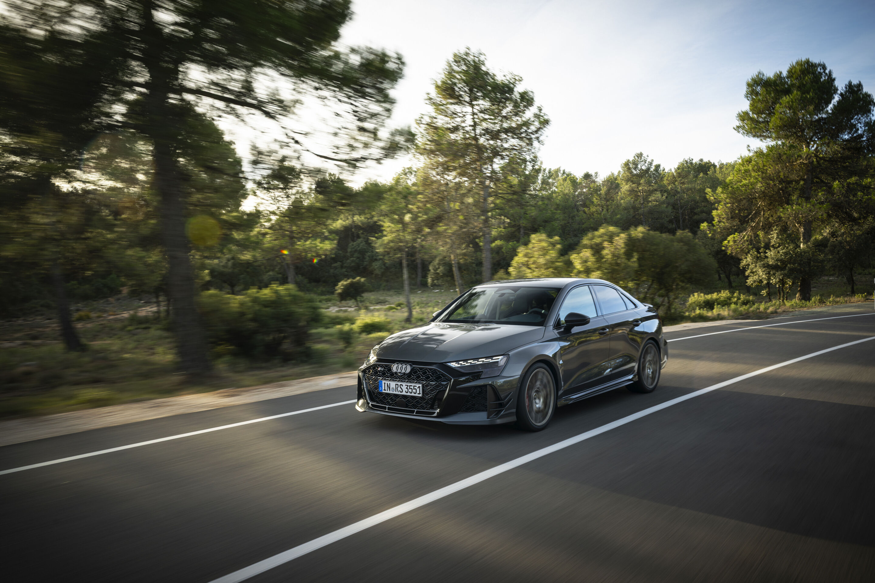 Audi RS 3 Limousine competition limited - Daytonagrau Perleffekt, Fahraufnahme, Exterieur, Dreiviertel-Frontansicht