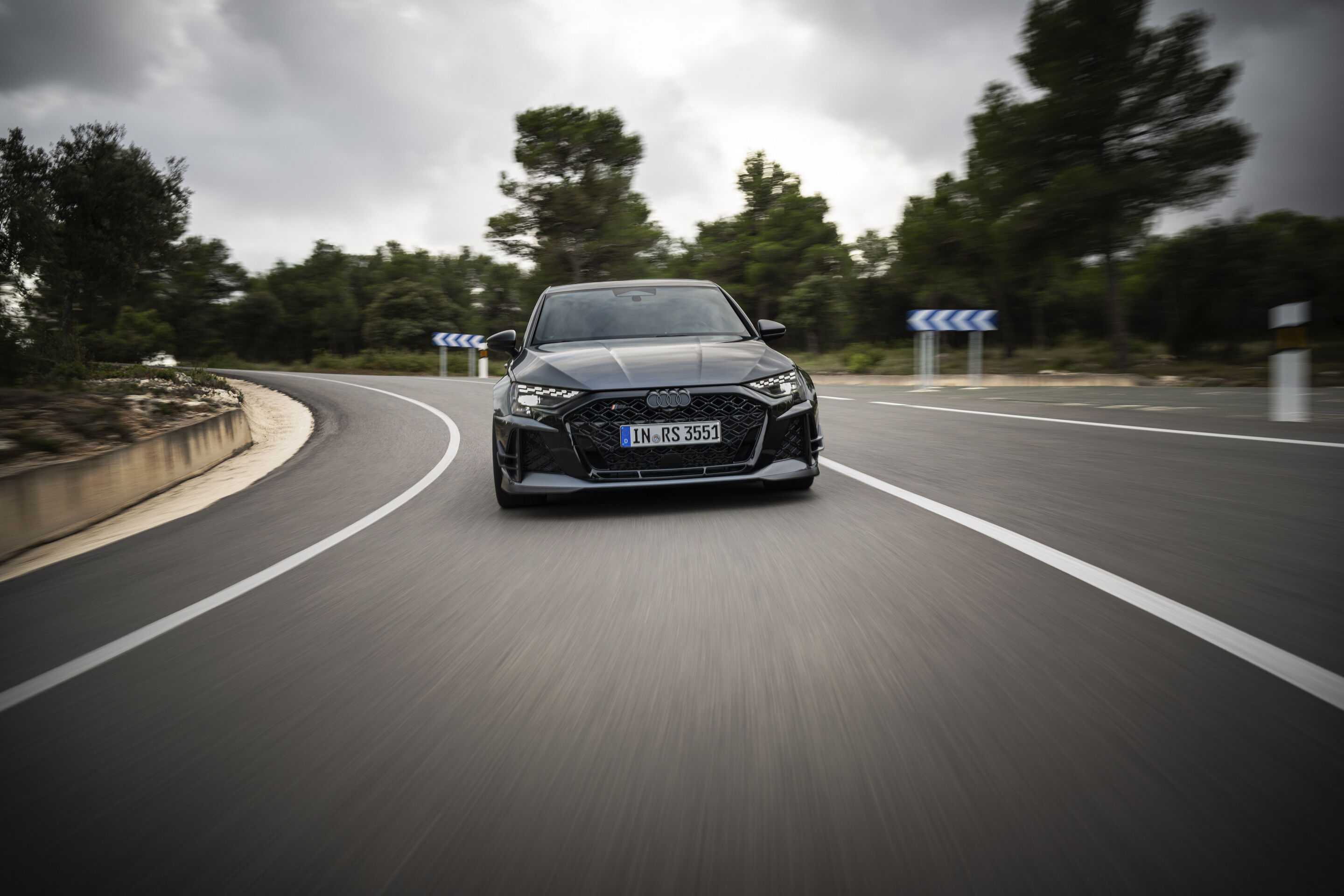 Audi RS 3 Limousine competition limited - Daytonagrau Perleffekt, Fahraufnahme, Exterieur, Frontansicht