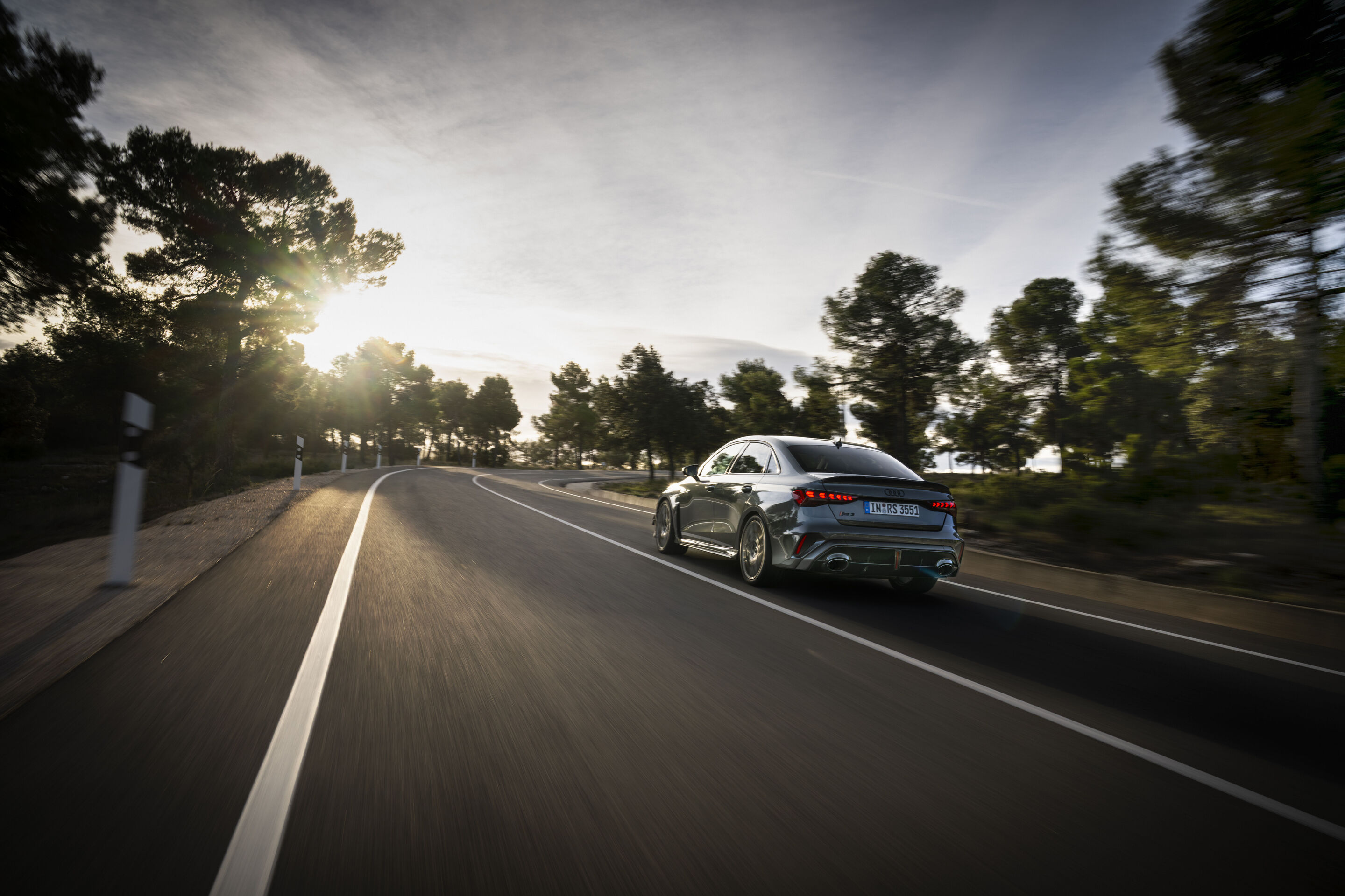Audi RS 3 Limousine competition limited - Daytonagrau Perleffekt, Fahraufnahme, Exterieur, Dreiviertel-Heckansicht