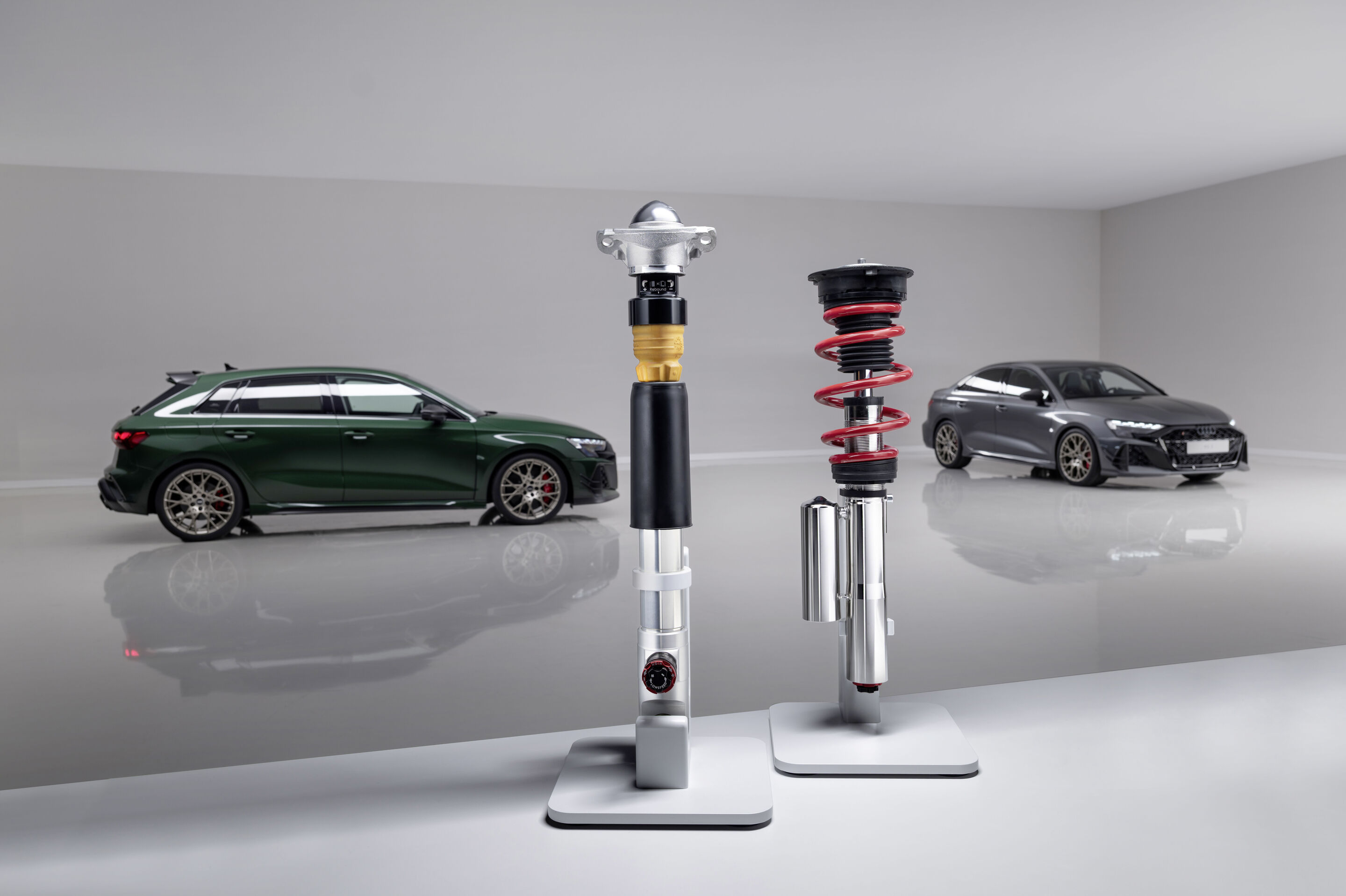Audi RS 3 Limousine competition limited / Audi RS 3 Sportback competition limited - RS 3 Sportback competition limited (Malachitgrün) und RS 3 Limousine competition limited (Daytonagrau Perleffekt), Indoor-Standaufnahme, Exterieur, Detailansicht Gewindefahrwerk