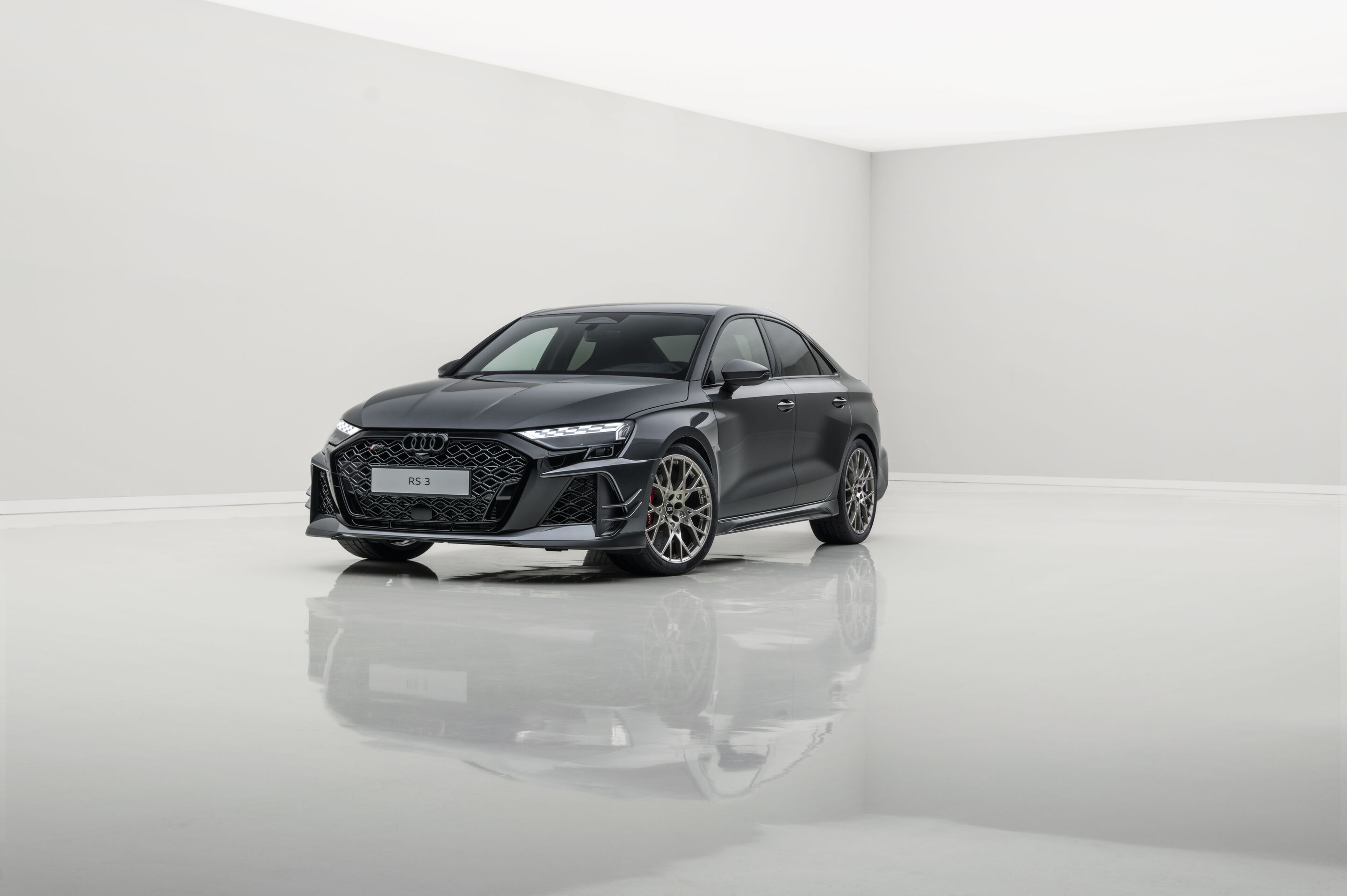 Audi RS 3 Limousine competition limited - Daytonagrau Perleffekt, Indoor-Standaufnahme, Exterieur, Dreiviertel-Frontansicht