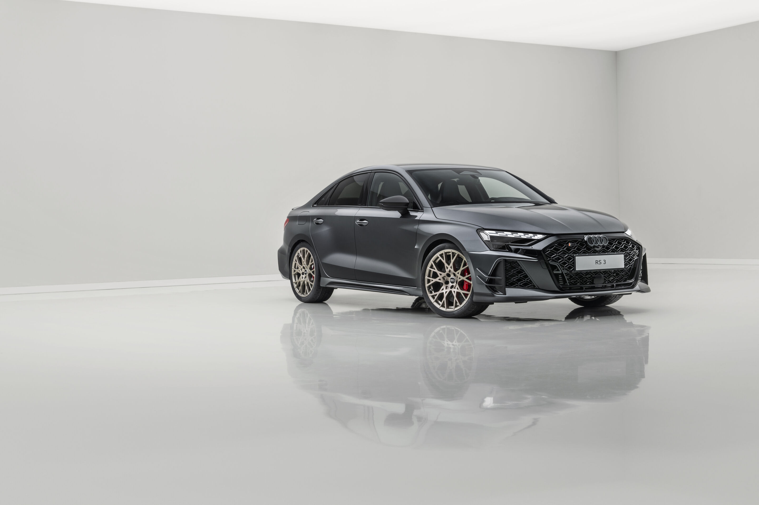 Audi RS 3 Limousine competition limited - Daytonagrau Perleffekt, Indoor-Standaufnahme, Exterieur, Dreiviertel-Frontansicht