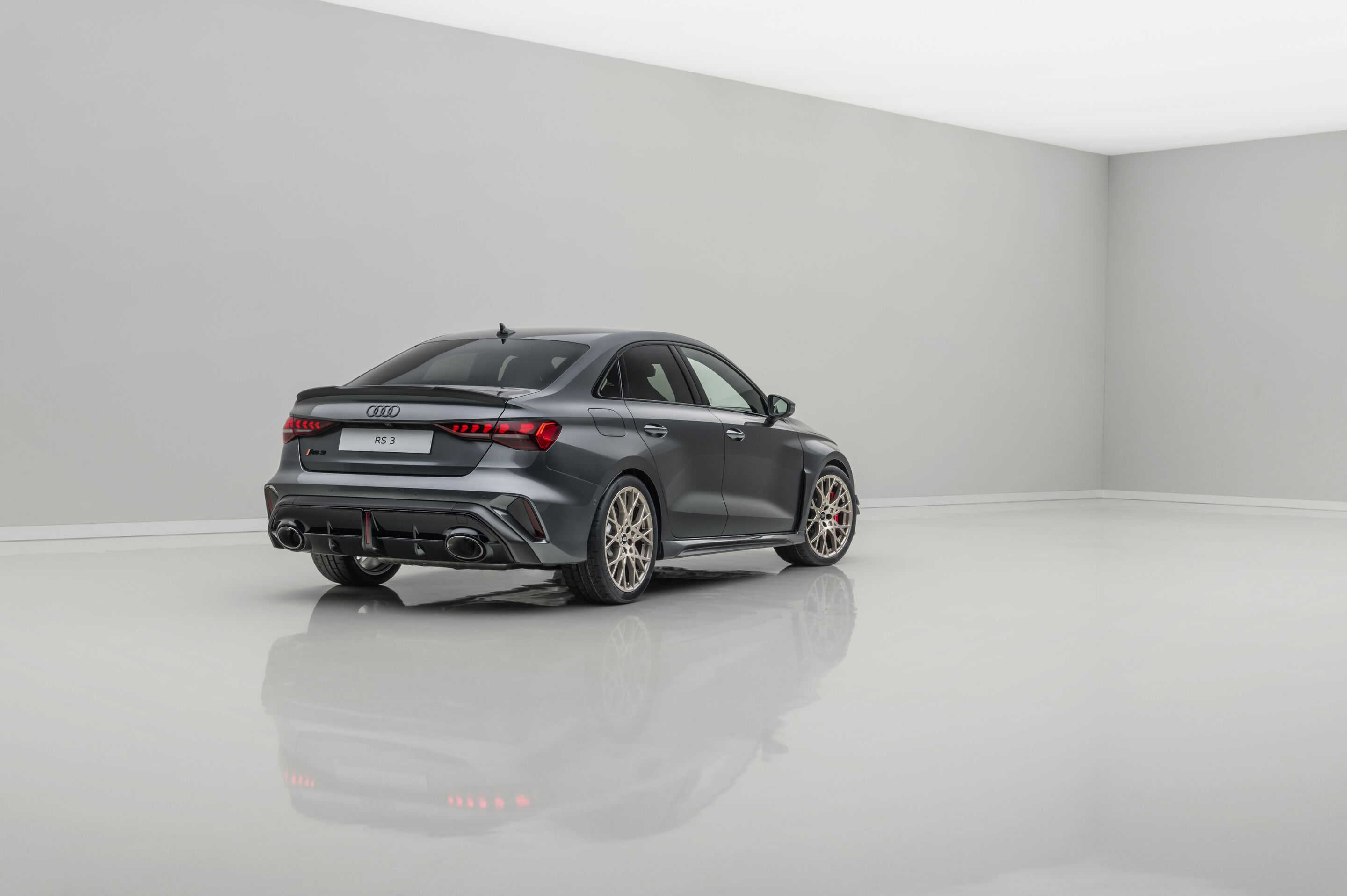 Audi RS 3 Limousine competition limited - Daytonagrau Perleffekt, Indoor-Standaufnahme, Exterieur, Dreiviertel-Heckansicht