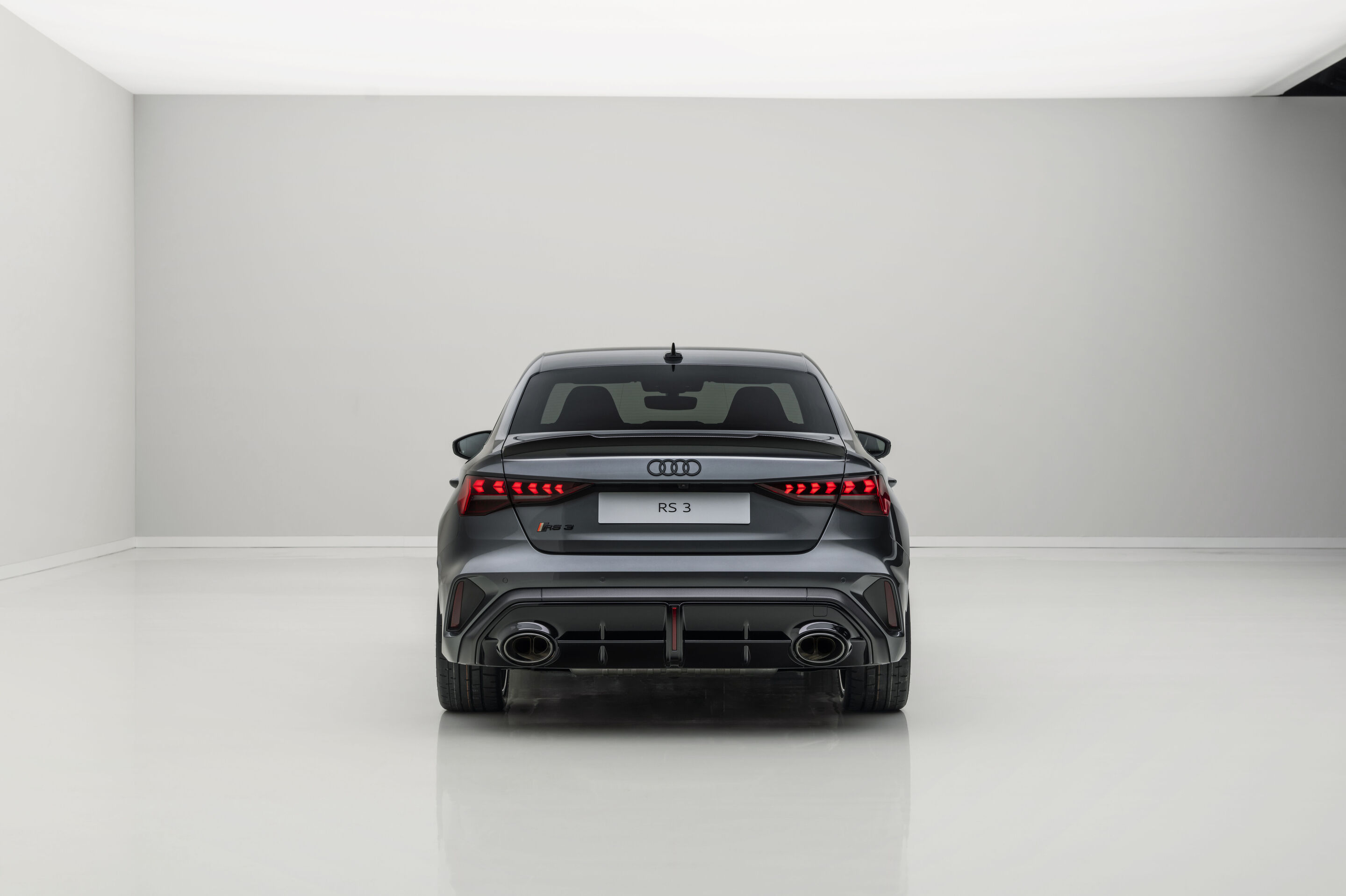 Audi RS 3 Limousine competition limited - Daytonagrau Perleffekt, Indoor-Standaufnahme, Exterieur, Heckansicht
