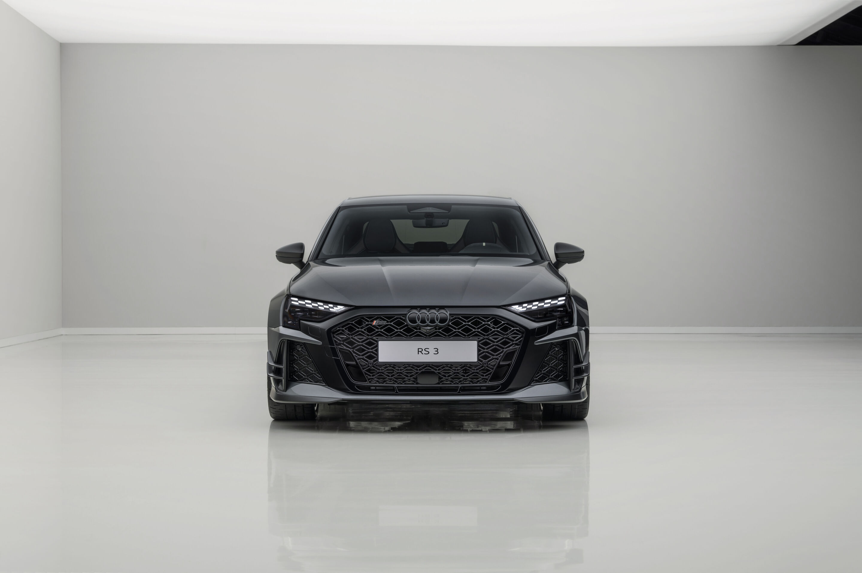 Audi RS 3 Limousine competition limited - Daytonagrau Perleffekt, Indoor-Standaufnahme, Exterieur, Frontansicht