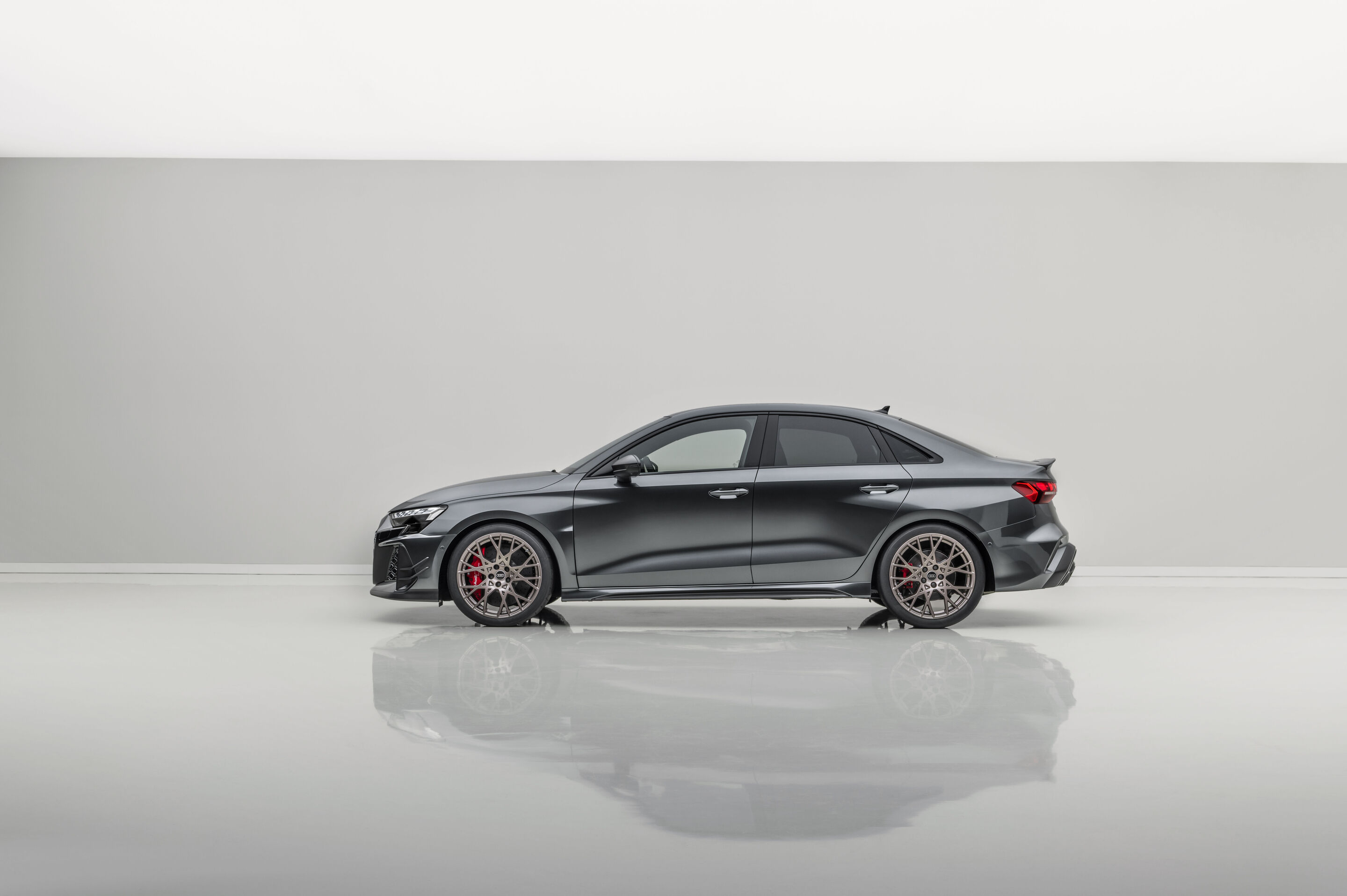 Audi RS 3 Limousine competition limited - Daytonagrau Perleffekt, Indoor-Standaufnahme, Exterieur, Seitenansicht