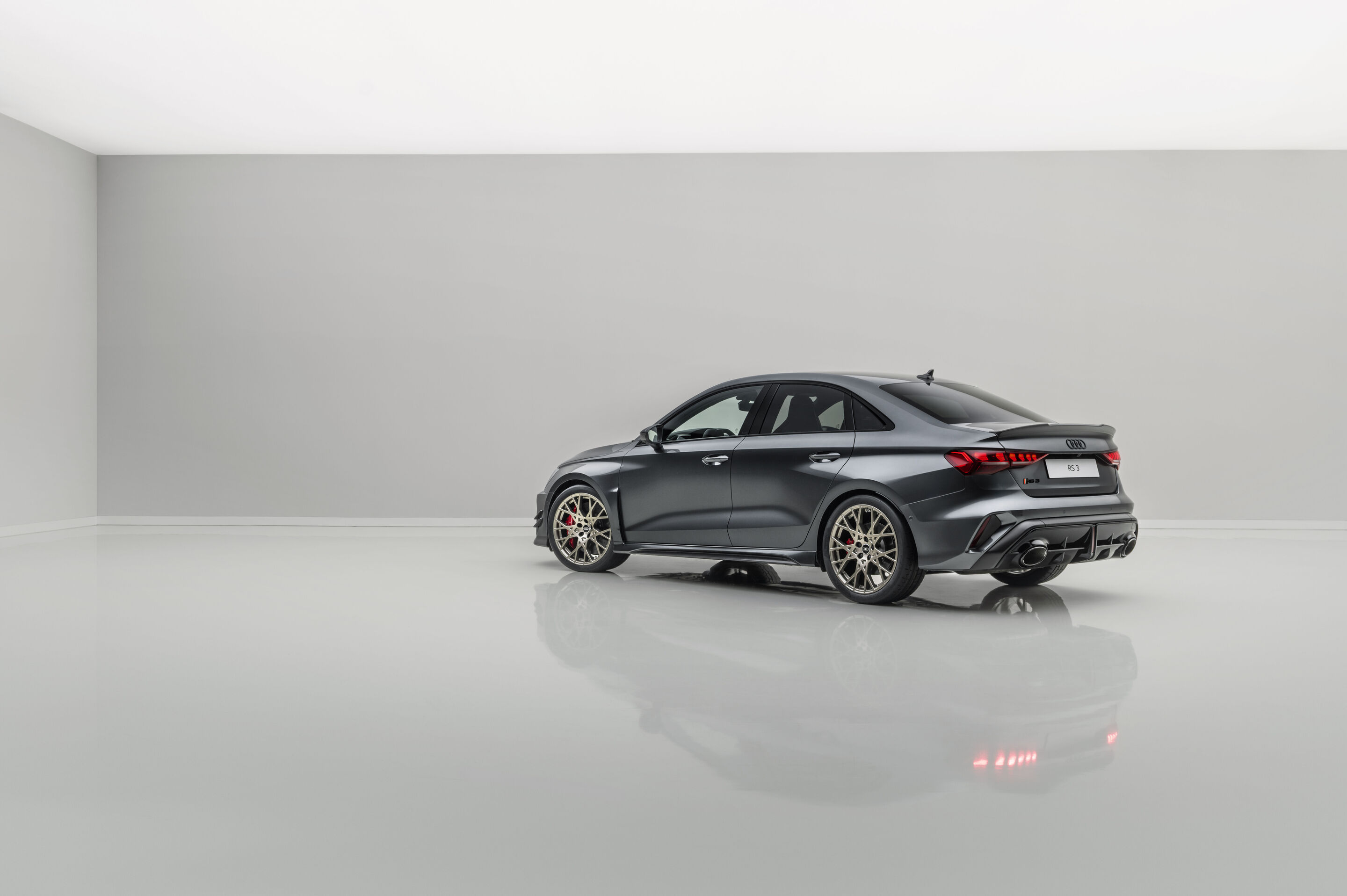 Audi RS 3 Limousine competition limited - Daytonagrau Perleffekt, Indoor-Standaufnahme, Exterieur, Dreiviertel-Heckansicht