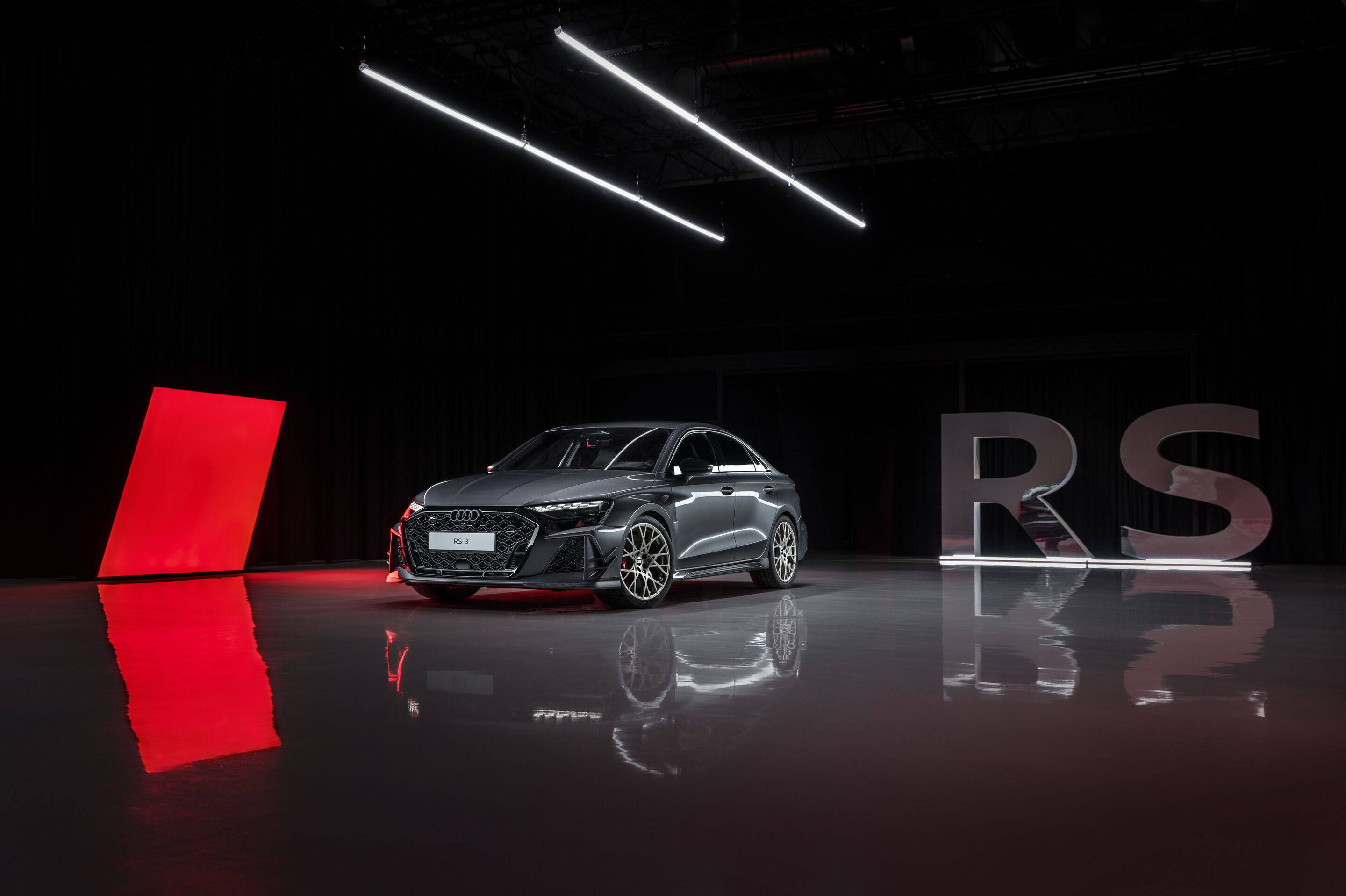 Audi RS 3 Limousine competition limited - Daytonagrau Perleffekt, Indoor-Standaufnahme, Exterieur, Dreiviertel-Frontansicht