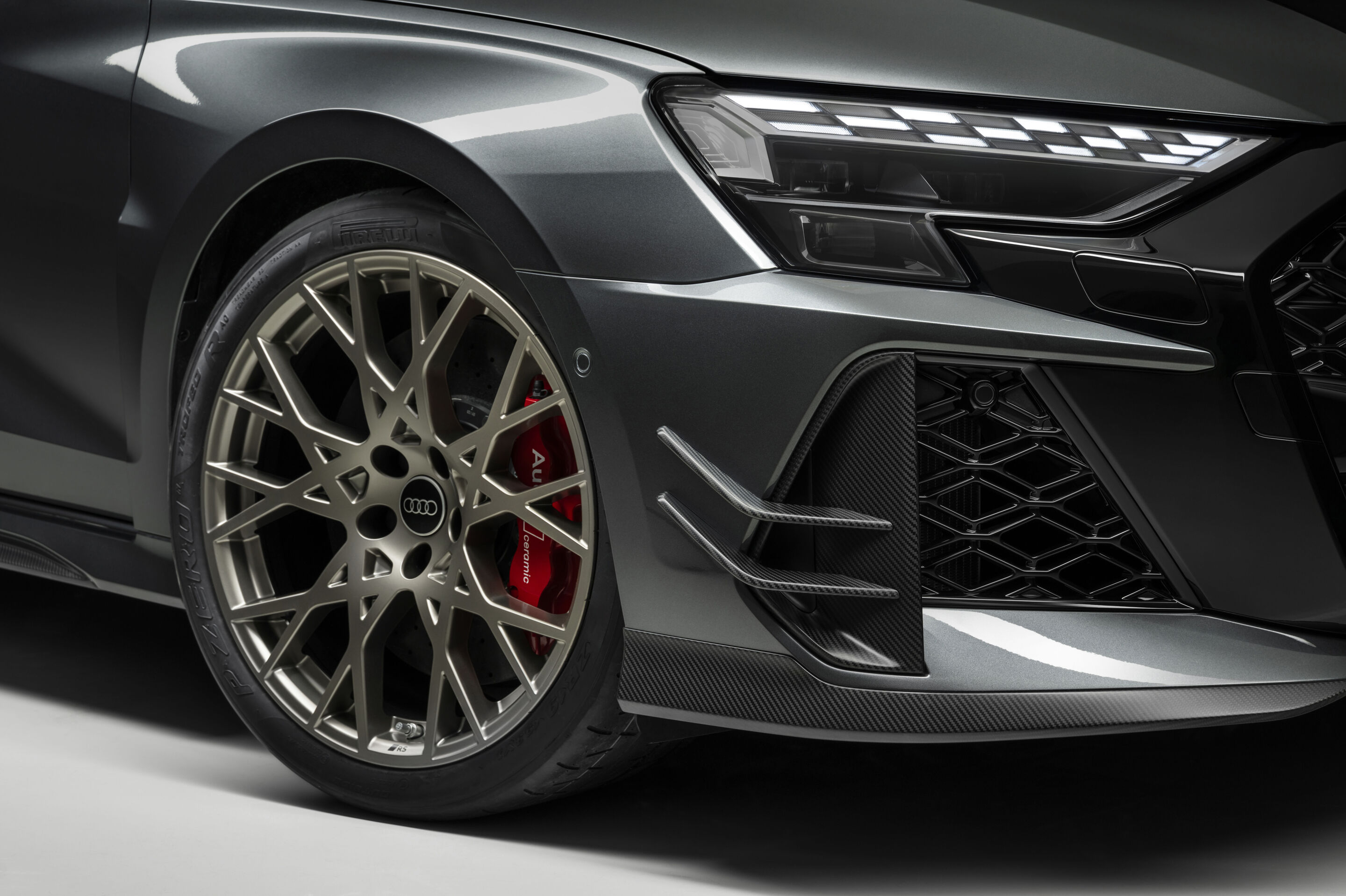 Audi RS 3 Limousine competition limited - Daytonagrau Perleffekt, Indoor-Standaufnahme, Exterieur, Detailansicht Front