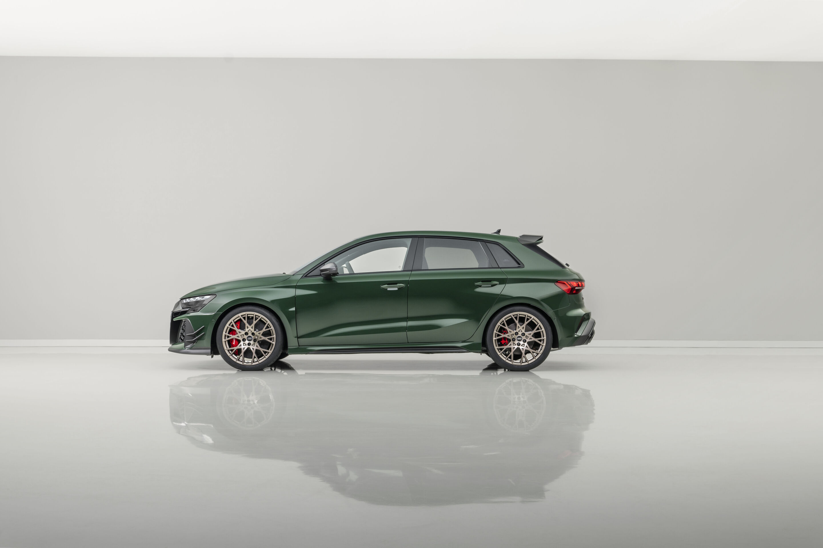 Audi RS 3 Sportback competition limited - Audi RS 3 Sportback competition limited: Kraftstoffverbrauch kombiniert in l/100 km: 9,6–9,3; CO2-Emissionen kombiniert in g/km: 217–211; CO2-Klasse: G