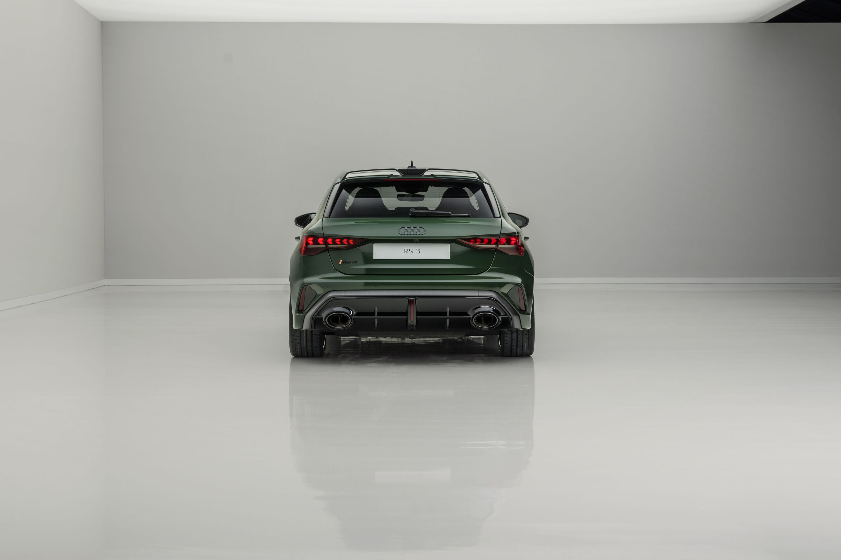 Audi RS 3 Sportback competition limited - Audi RS 3 Sportback competition limited: Kraftstoffverbrauch kombiniert in l/100 km: 9,6–9,3; CO2-Emissionen kombiniert in g/km: 217–211; CO2-Klasse: G