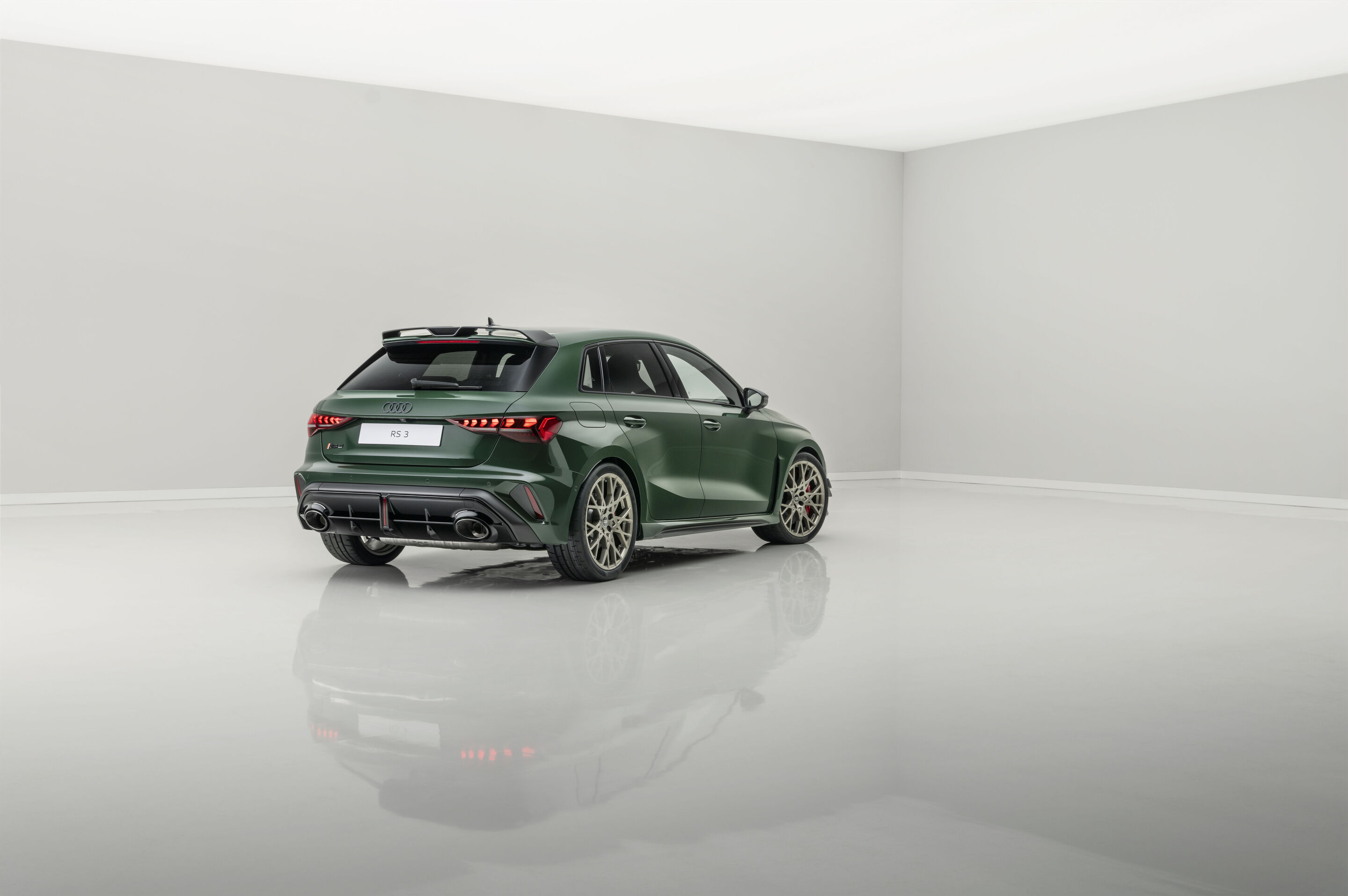 Audi RS 3 Sportback competition limited - Audi RS 3 Sportback competition limited: Kraftstoffverbrauch kombiniert in l/100 km: 9,6–9,3; CO2-Emissionen kombiniert in g/km: 217–211; CO2-Klasse: G