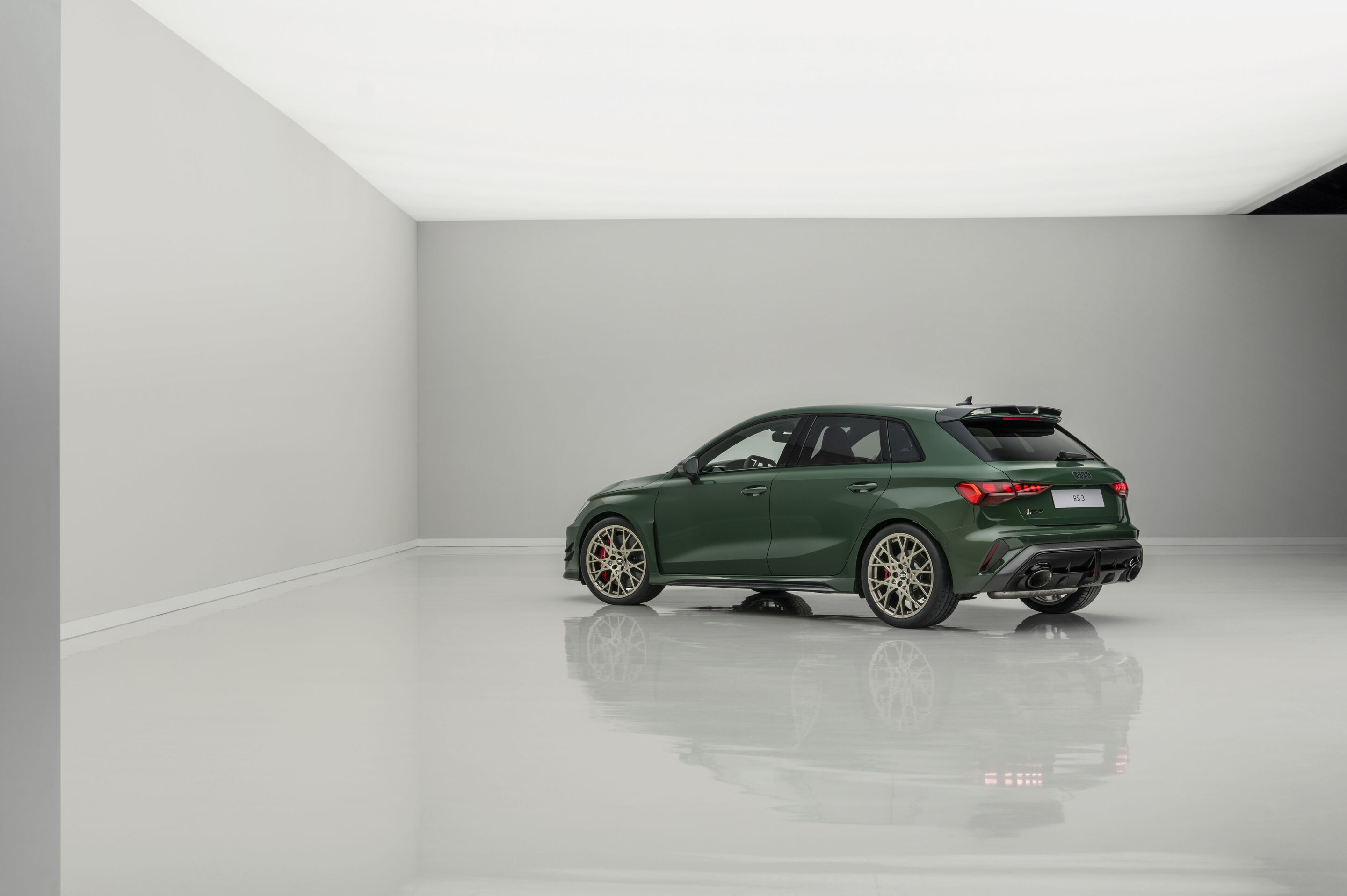 Audi RS 3 Sportback competition limited - Audi RS 3 Sportback competition limited: Kraftstoffverbrauch kombiniert in l/100 km: 9,6–9,3; CO2-Emissionen kombiniert in g/km: 217–211; CO2-Klasse: G