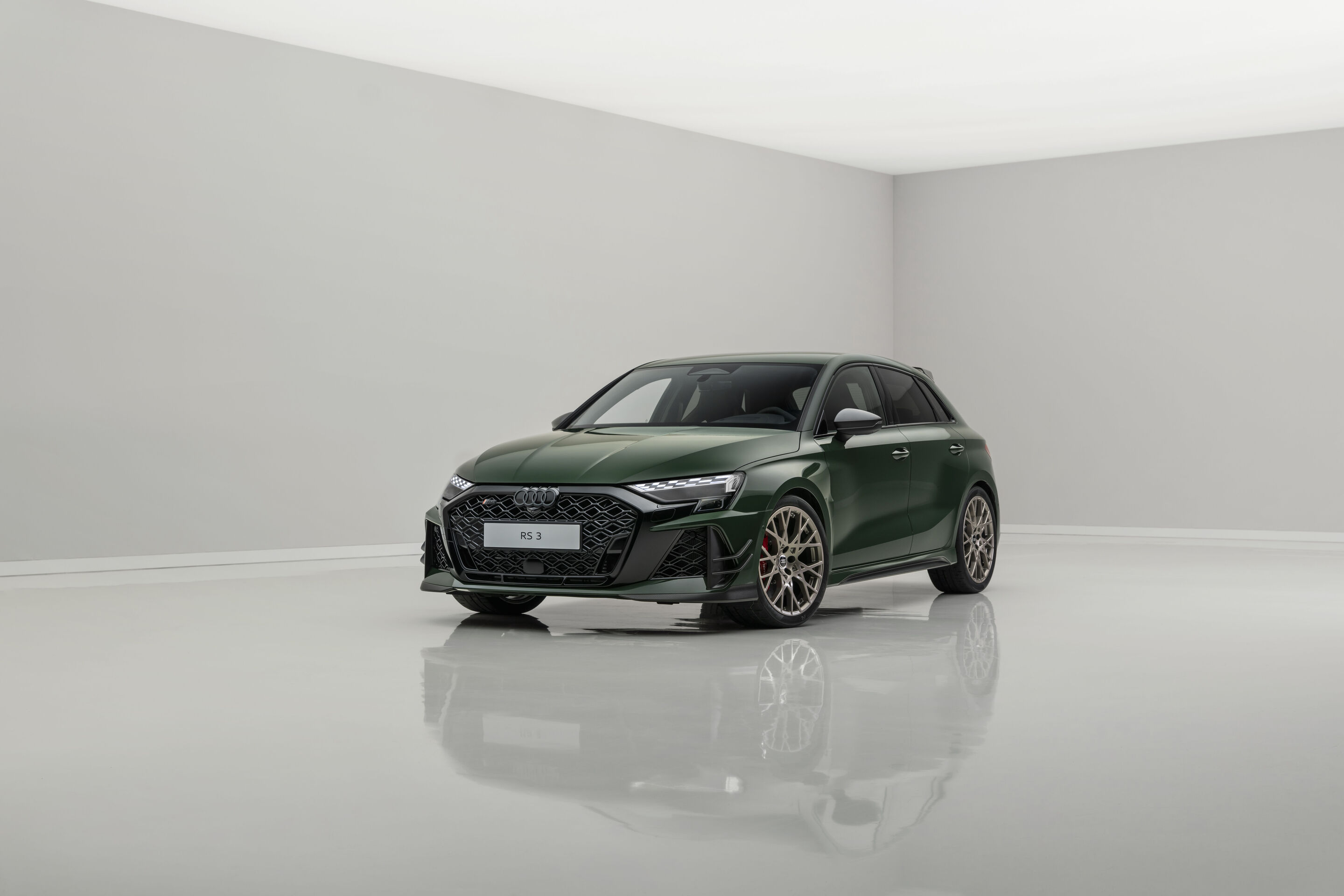 Audi RS 3 Sportback competition limited - Audi RS 3 Sportback competition limited: Kraftstoffverbrauch kombiniert in l/100 km: 9,6–9,3; CO2-Emissionen kombiniert in g/km: 217–211; CO2-Klasse: G