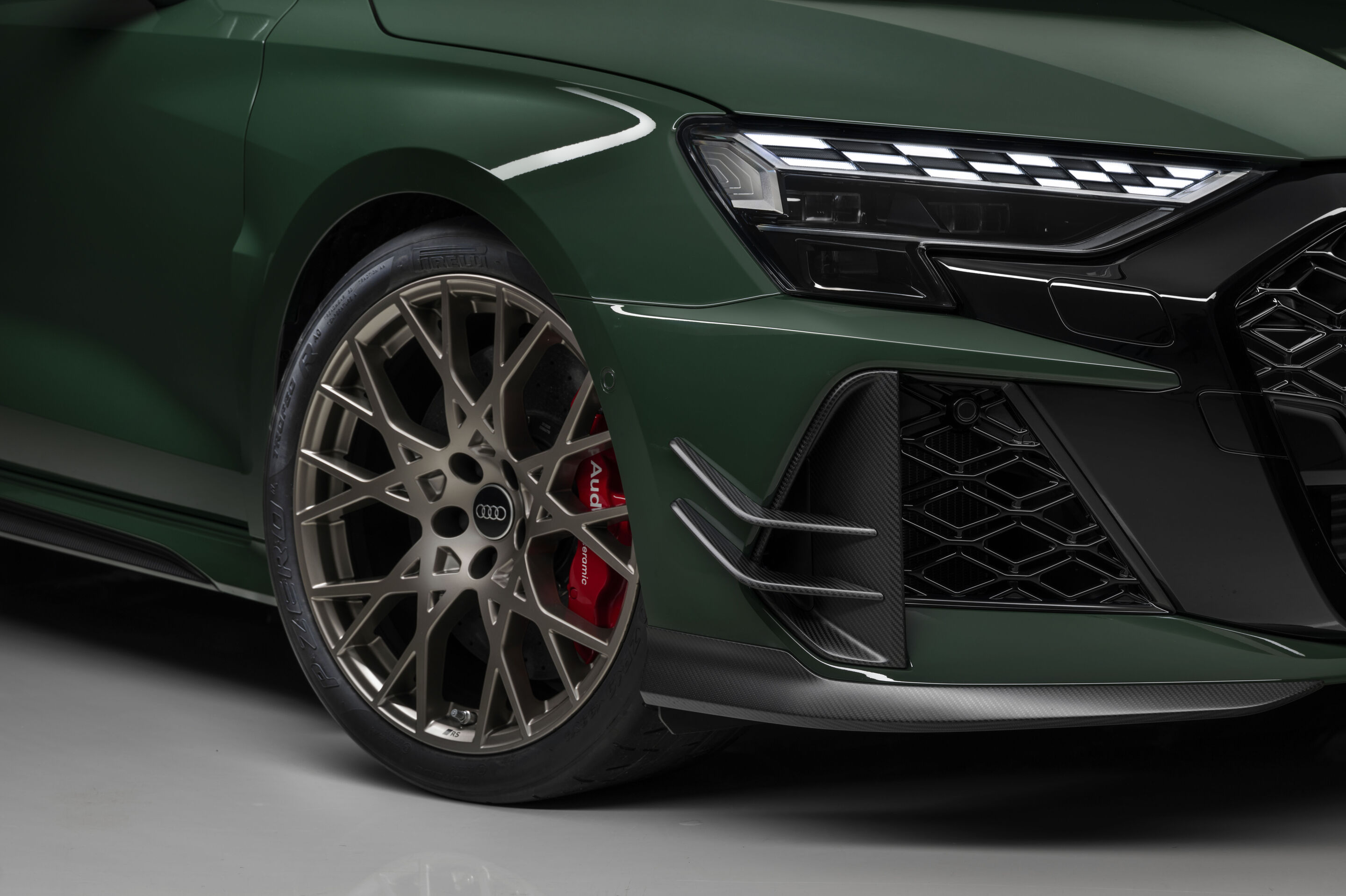 Audi RS 3 Sportback competition limited - Malachitgrün, Indoor-Standaufnahme, Exterieur, Detailansicht Front