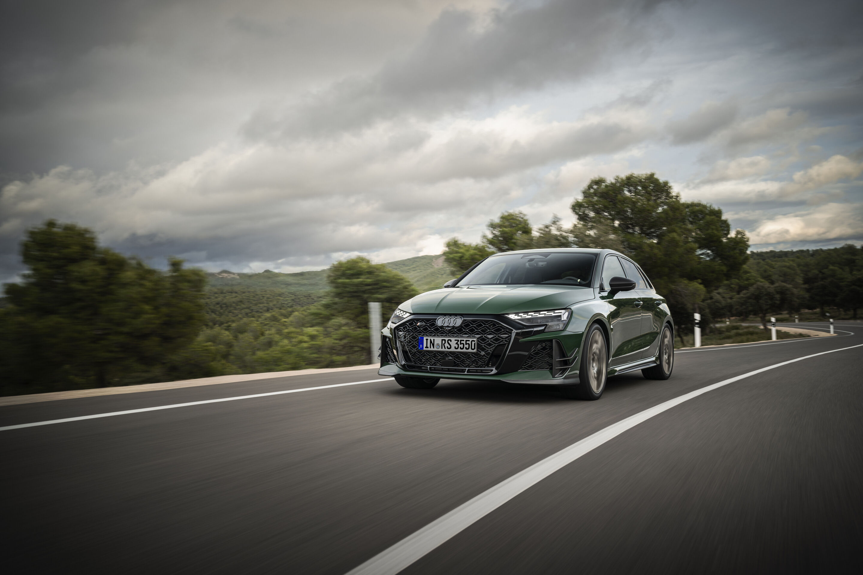 Audi RS 3 Sportback competition limited - Malachitgrün, Fahraufnahme, Exterieur, Dreiviertel-Frontansicht