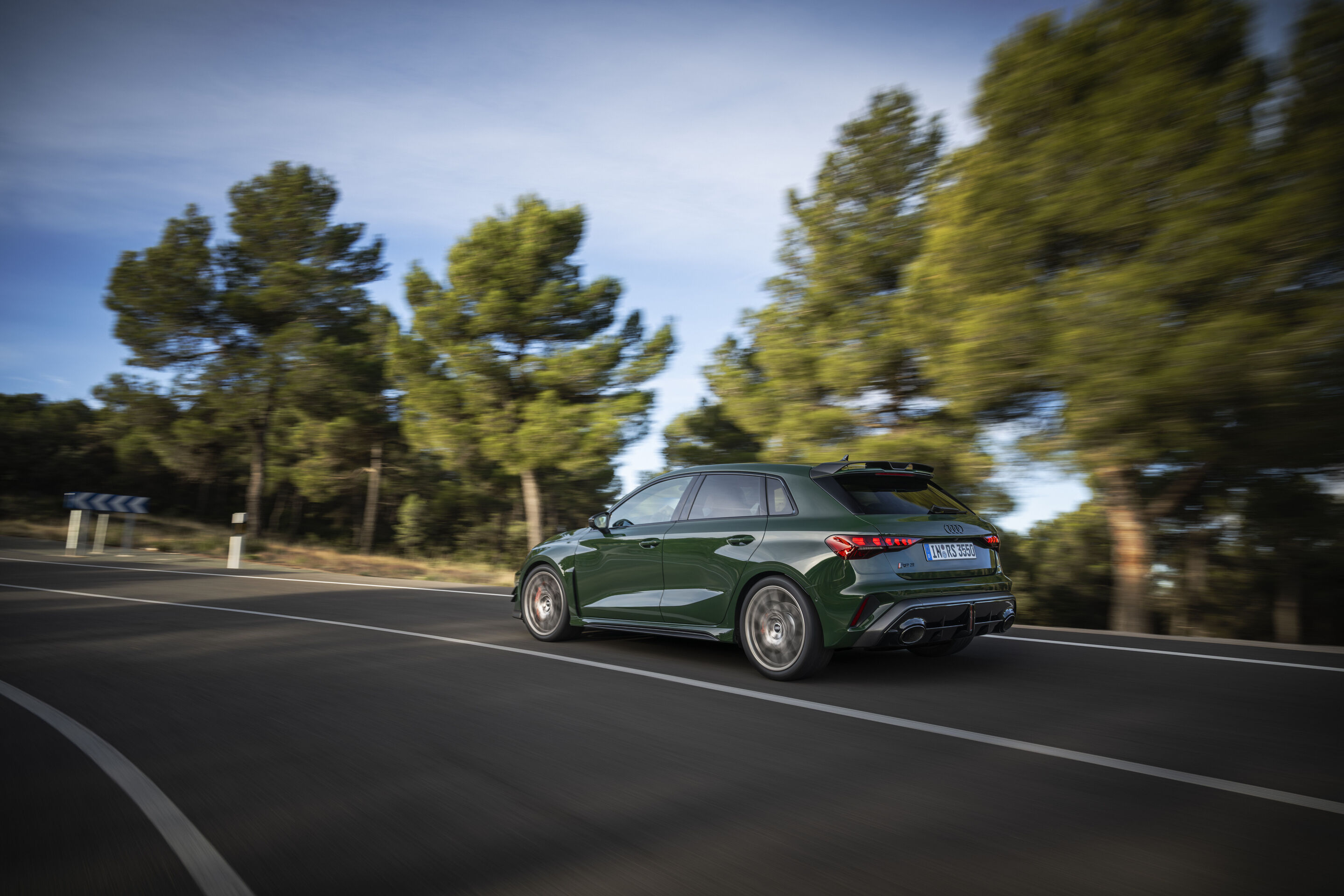 Audi RS 3 Sportback competition limited - Malachitgrün, Fahraufnahme, Exterieur, Dreiviertel-Heckansicht
