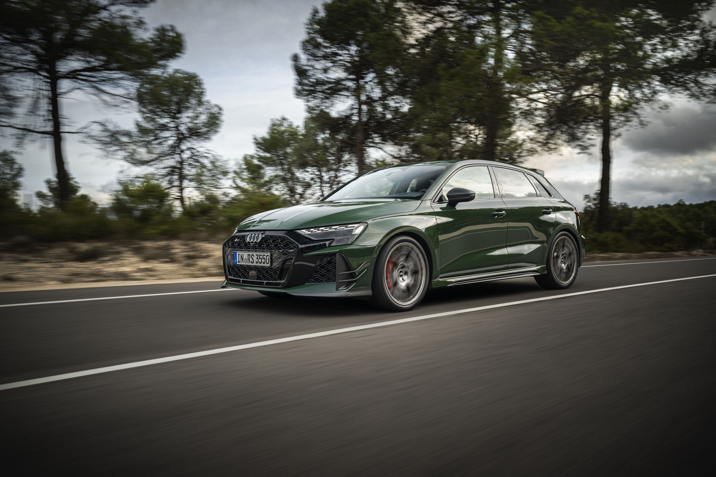 Audi RS 3 Sportback competition limited - Malachitgrün, Fahraufnahme, Exterieur, Dreiviertel-Frontansicht