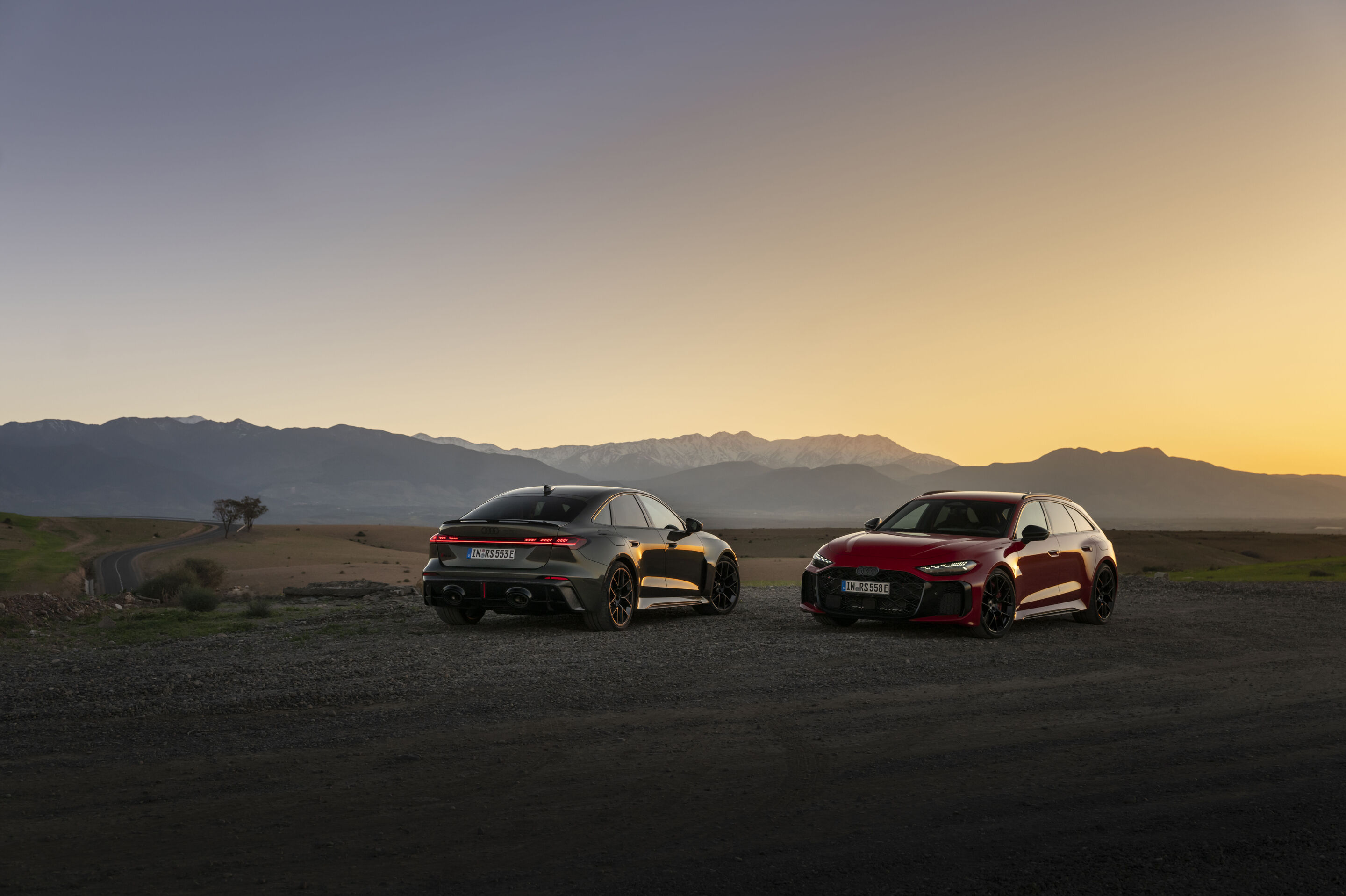 Audi RS 5 Limousine / Audi RS 5 Avant - Bedfordgrün Metallic, Progressivrot Metallic, Outdoor-Standaufnahme, Exterieur, Dreiviertelheck-, Dreiviertelfrontansicht