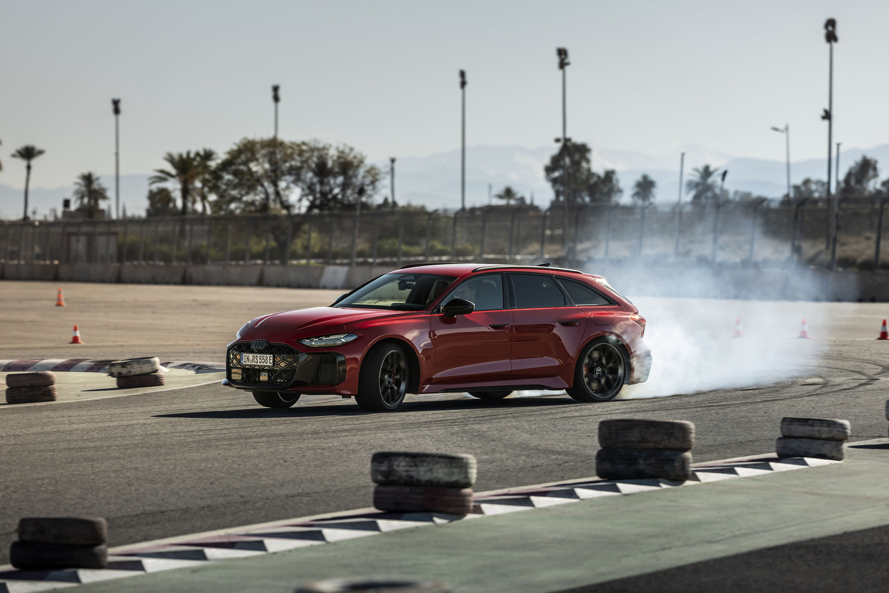 Audi RS 5 Avant - The Audi RS 5 Avant in Progressiv red on the Marrakech handling course: dynamic drifts demonstrating the plug‑in hybrid’s precise torque distribution.