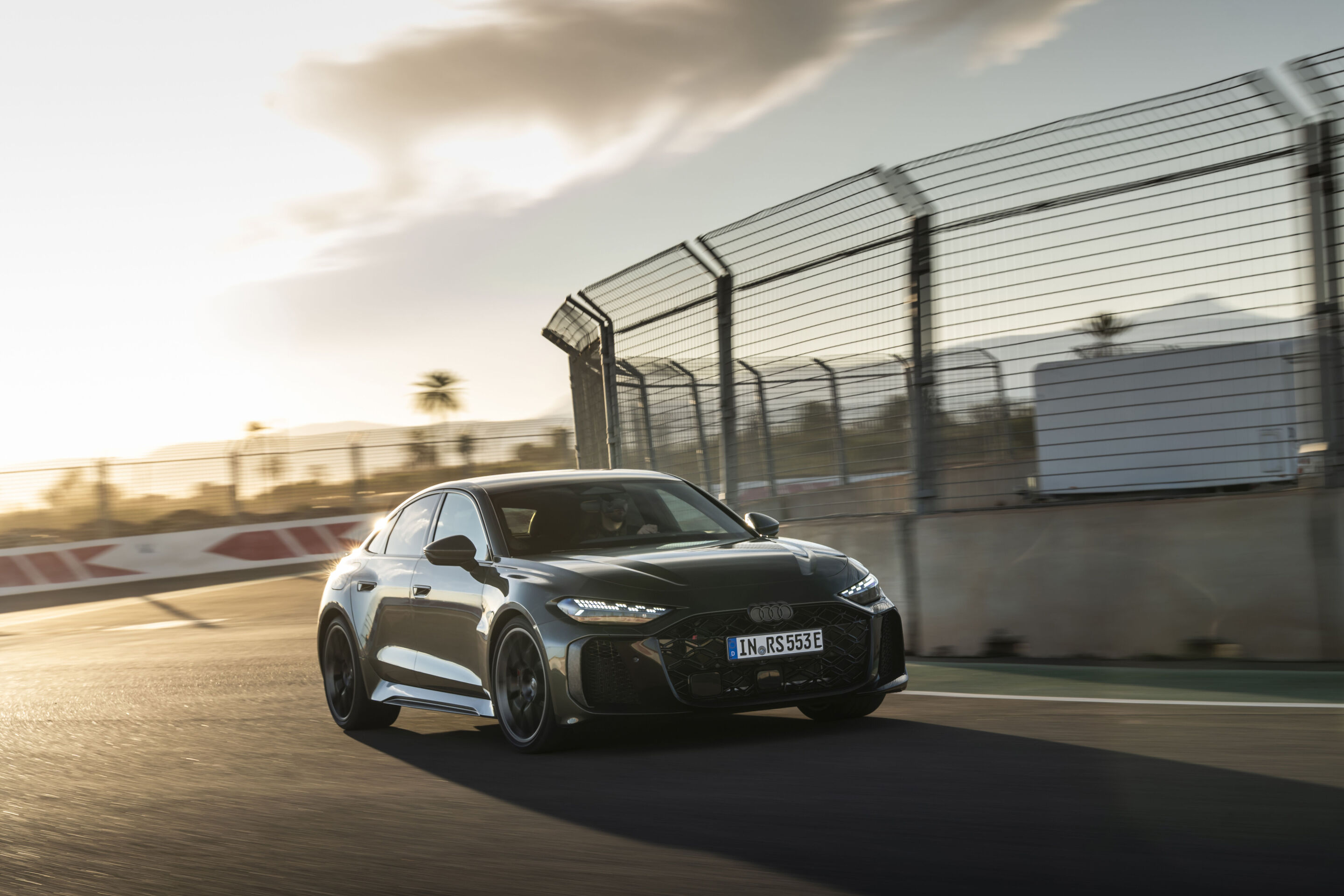 Audi RS 5 Sedan - The Audi RS 5 Sedan in Bedford green on the Circuit de Marrakech – precise cornering and maximum performance in the evening light.