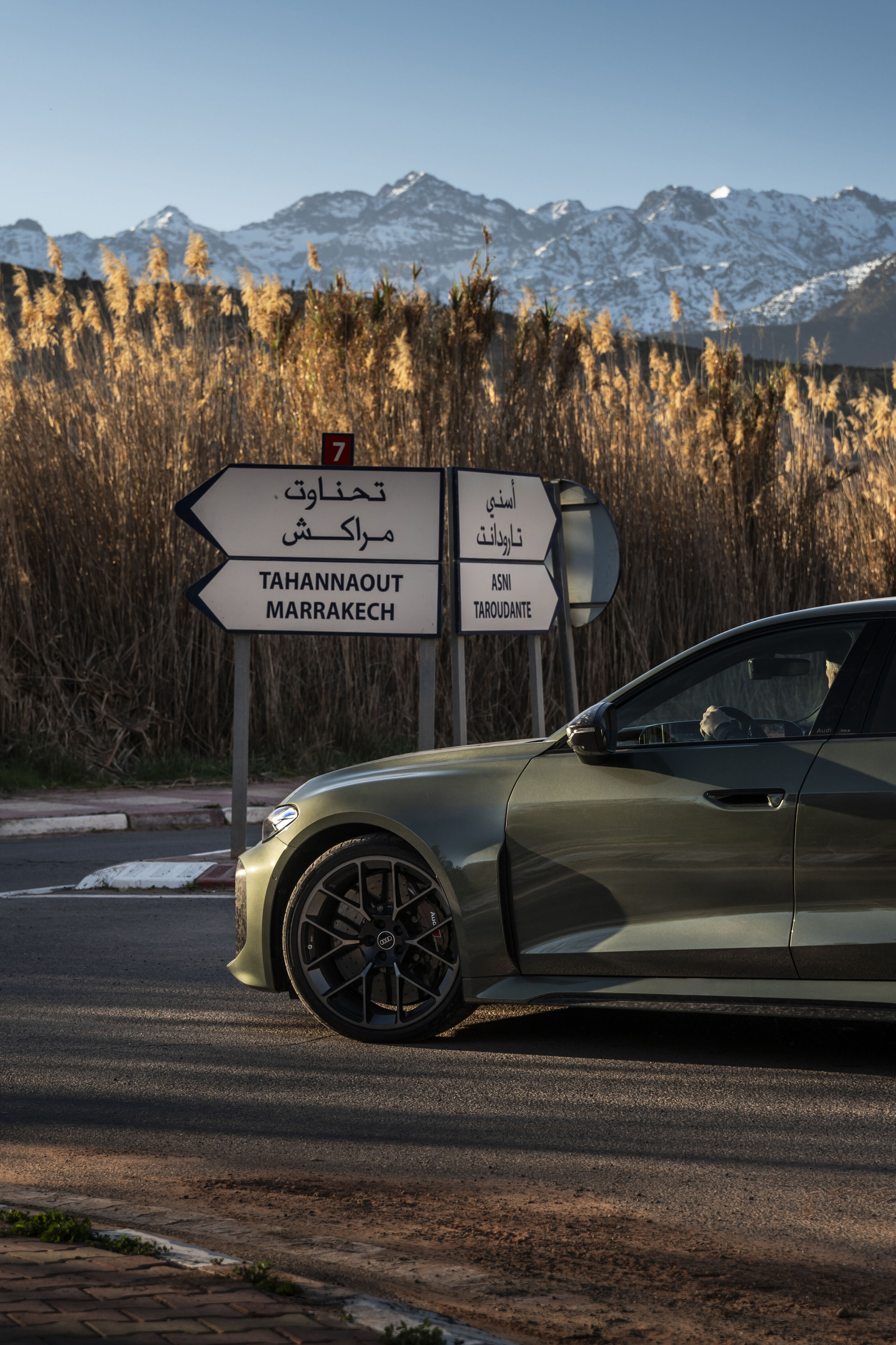 Audi RS 5 Limousine - Die Audi RS 5 Limousine in Bedfordgrün an einer Weggabelung nahe des Atlasgebirges – landschaftliche Weite trifft Leistungsstärke.