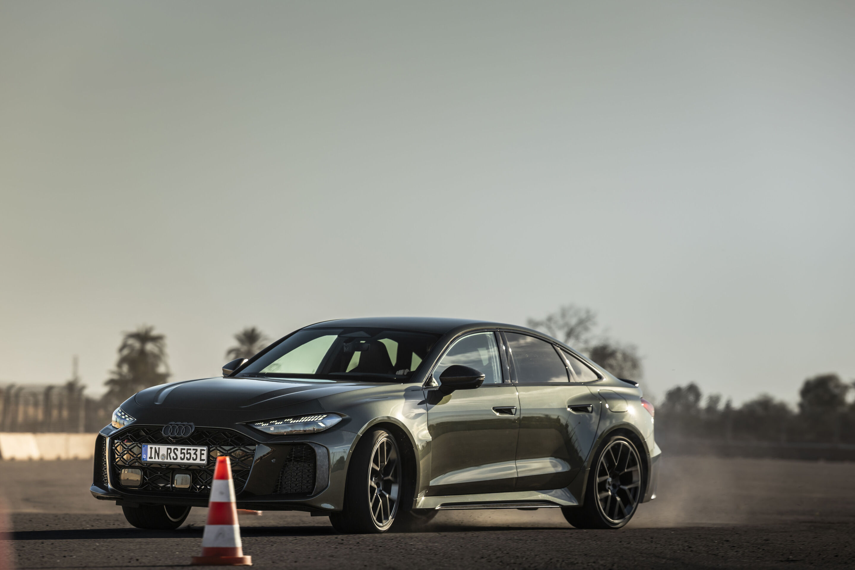 Audi RS 5 Limousine - Die Audi RS 5 Limousine in Bedfordgrün bei Fahrdynamiktests auf dem Handlingkurs in Marrakesch.