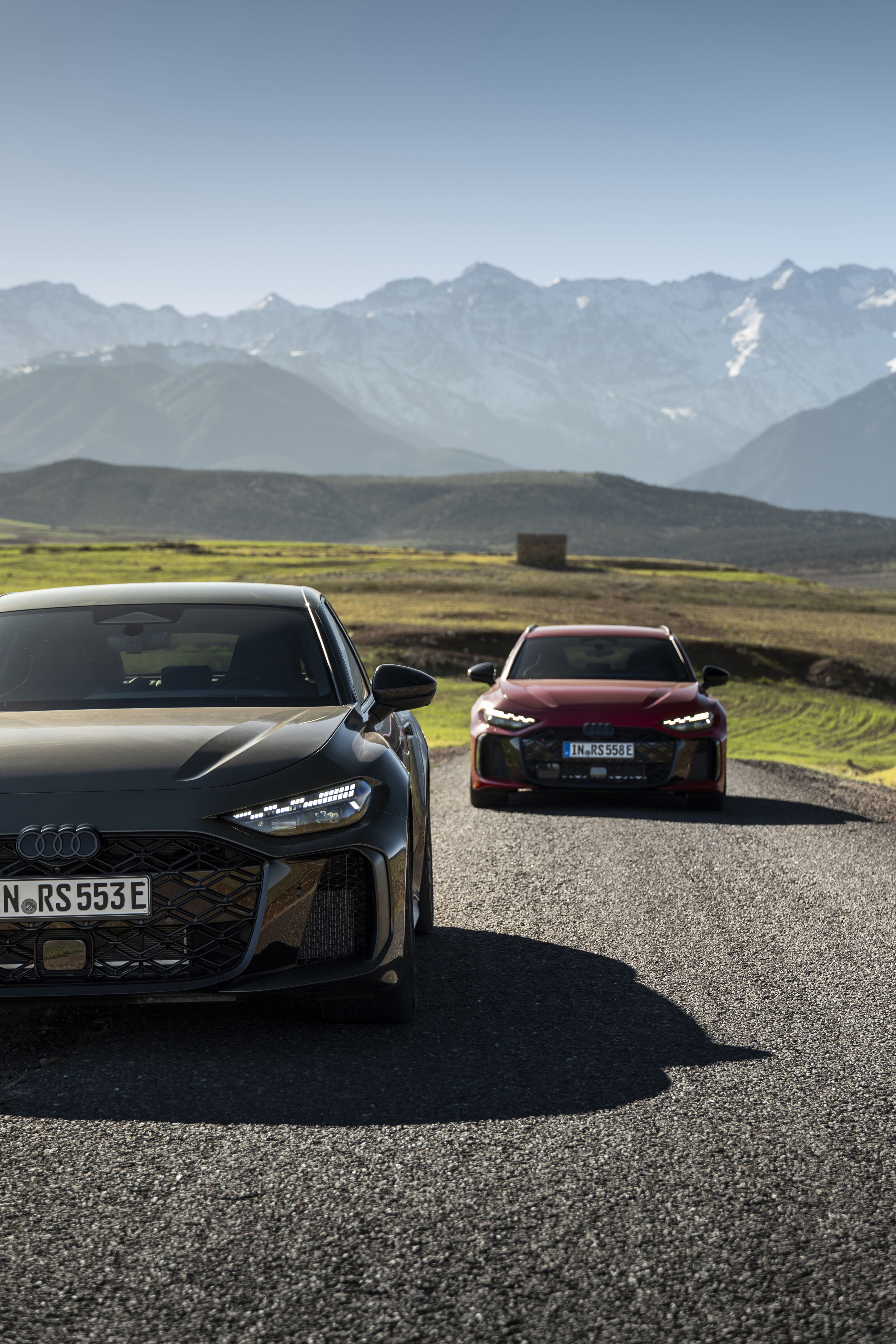 Audi RS 5 Limousine / Audi RS 5 Avant - Der Audi RS 5 auf einer Bergstraße im Atlasgebirge – zwei Modelle demonstrieren ihre souveräne Performance.