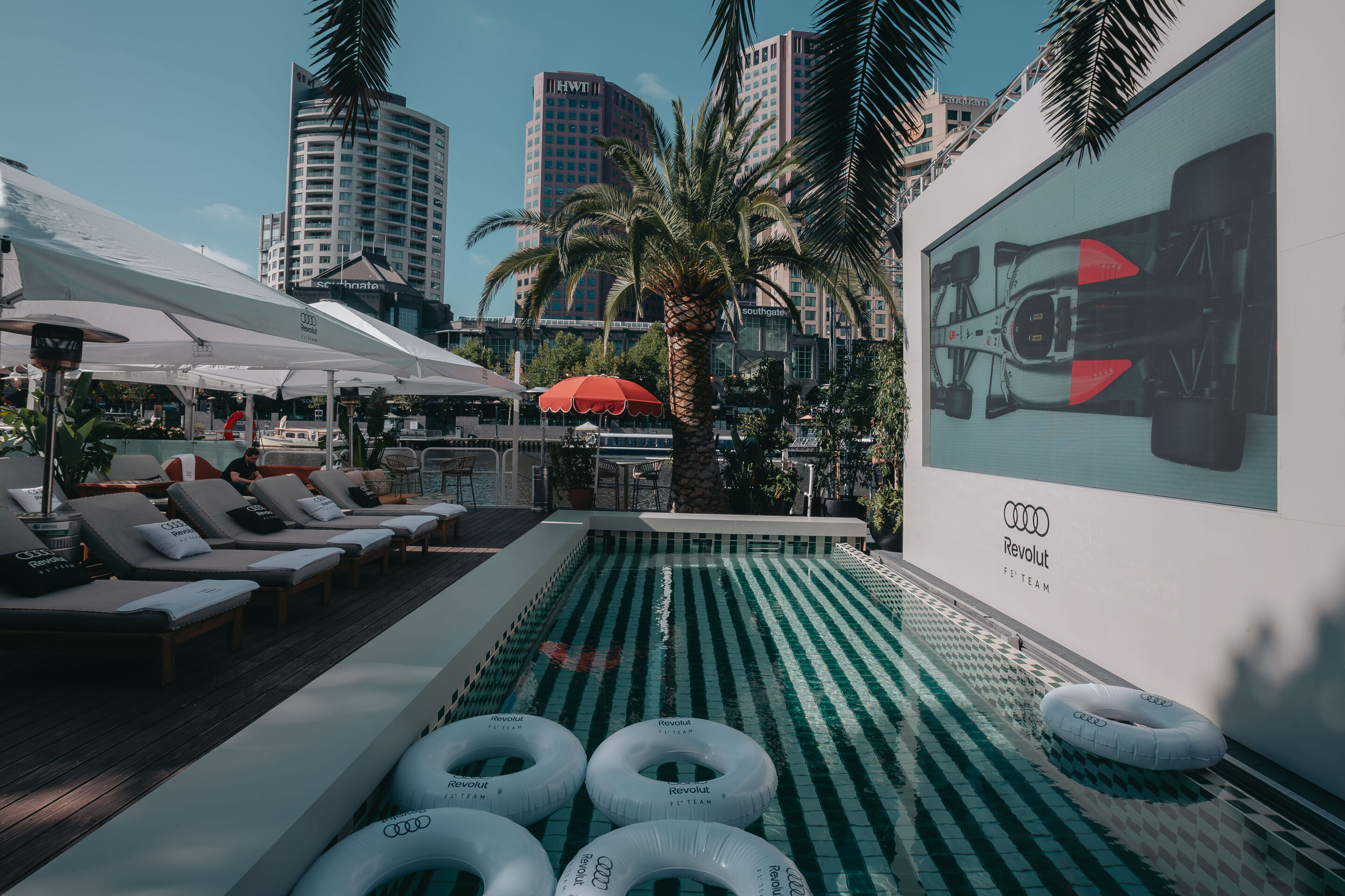 Audi makes its Formula 1 debut - Auf einer Leinwand können die Gäste und Fans des Audi Revolut F1 Teams alle Sessions live verfolgen.
