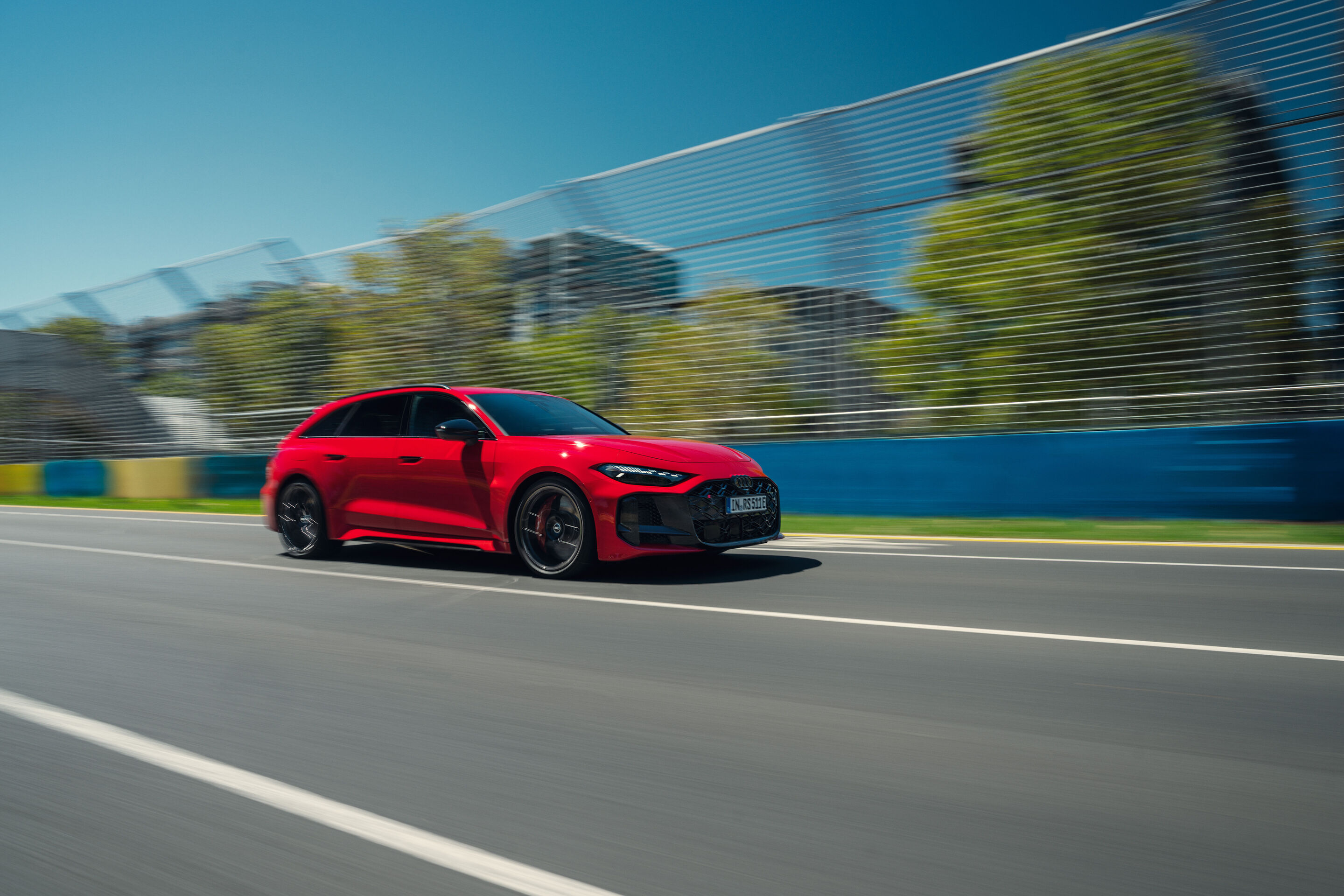 Audi startet erstmals in der Formel 1 - Vor dem Start der Formel-1-Saison 2026 absolvierte der neue Audi RS 5 Avant einige schnelle Runden auf dem Albert Park Circuit.