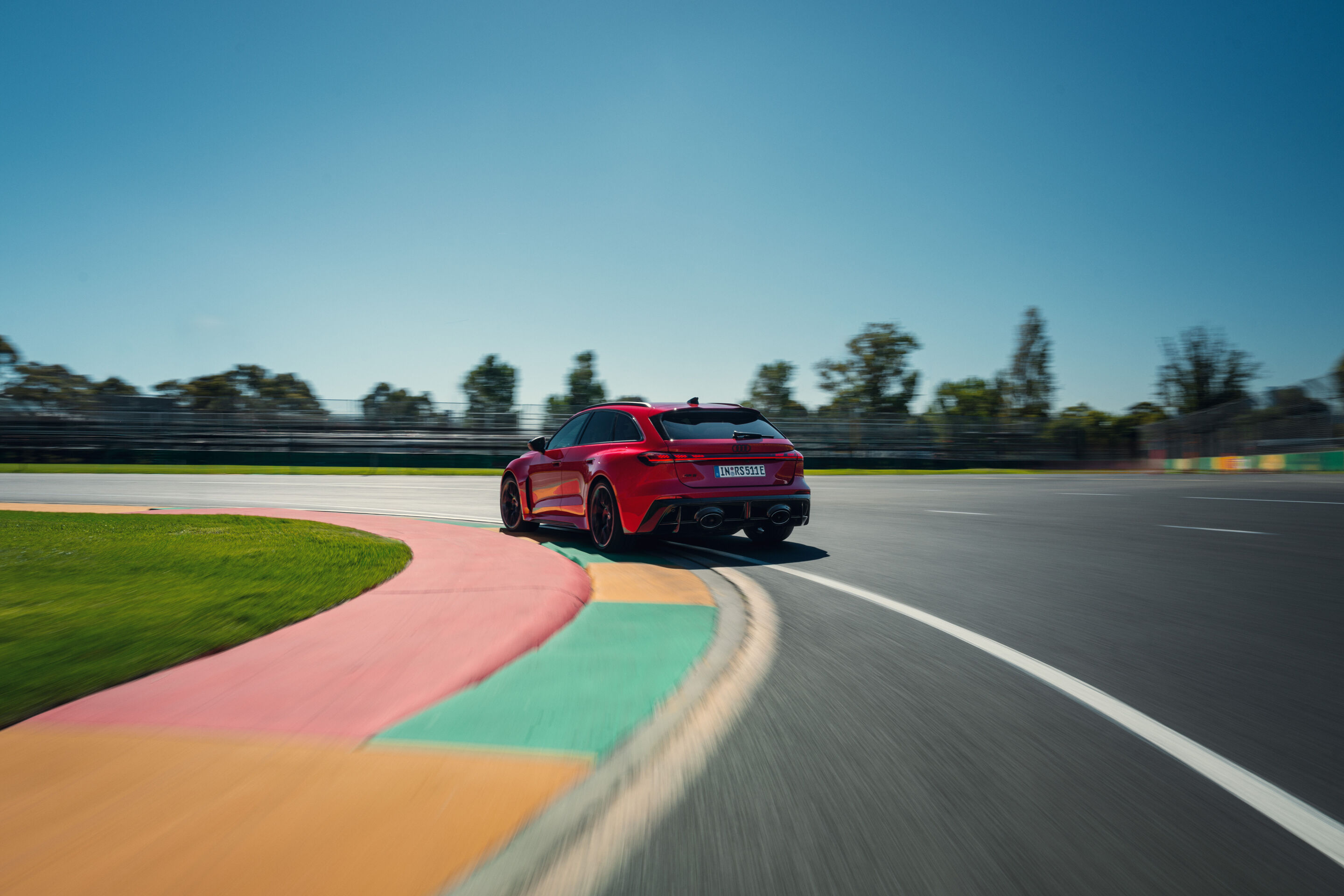 Audi startet erstmals in der Formel 1 - Vor dem Start der Formel-1-Saison 2026 absolvierte der neue Audi RS 5 Avant einige schnelle Runden auf dem Albert Park Circuit.