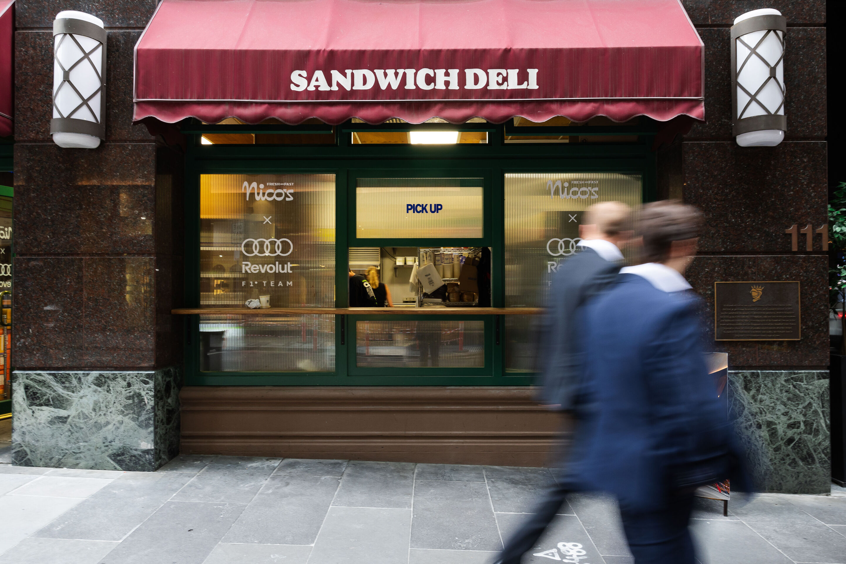Audi startet erstmals in der Formel 1 - Durch Kooperationen mit den beliebten Läden Nico’s Deli und Axil Coffee Roasters hat sich das Audi Revolut F1 Team in den Melbourner Alltag integriert.