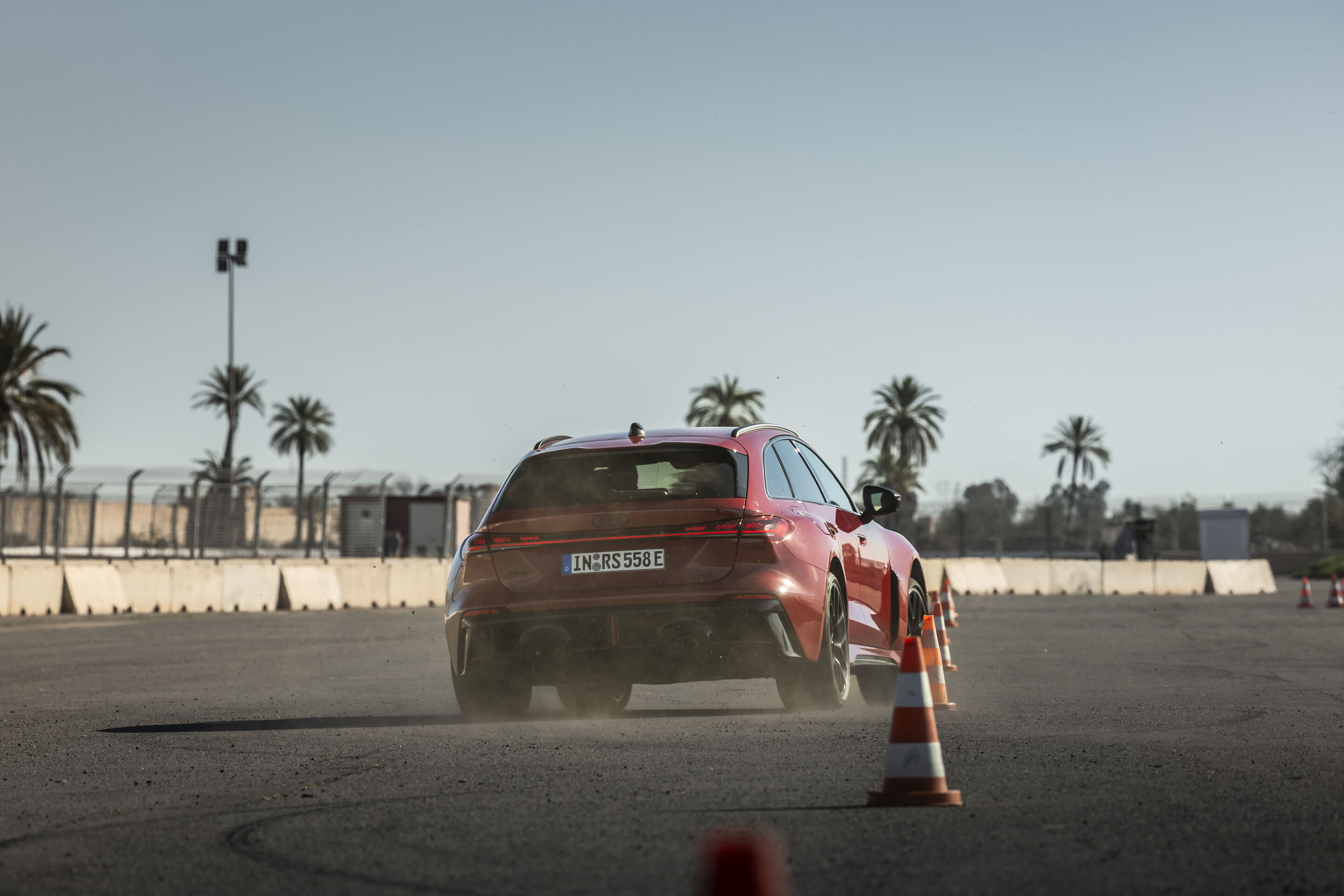 Audi RS 5 Avant - Die präzise Momentenverteilung des Plug in Hybridantriebs erlaubt auf der Rennstrecke dynamische Drifts.