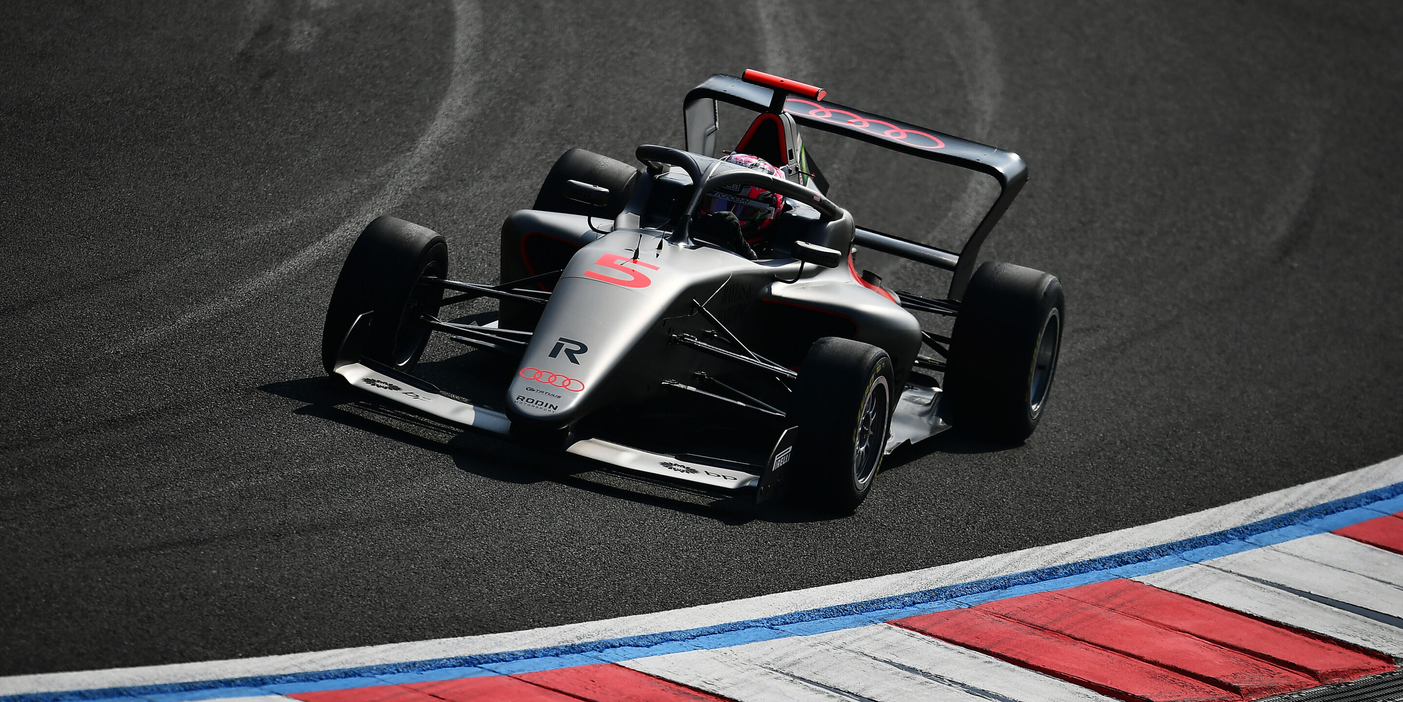 Audi Revolut F1 Team: Grand Prix von China - Nach Platz drei im Sprint am Vortag erzielte Emma Felbermayr beim Hauptrennen der F1 Academy in Shanghai am Sonntag den Rennsieg.