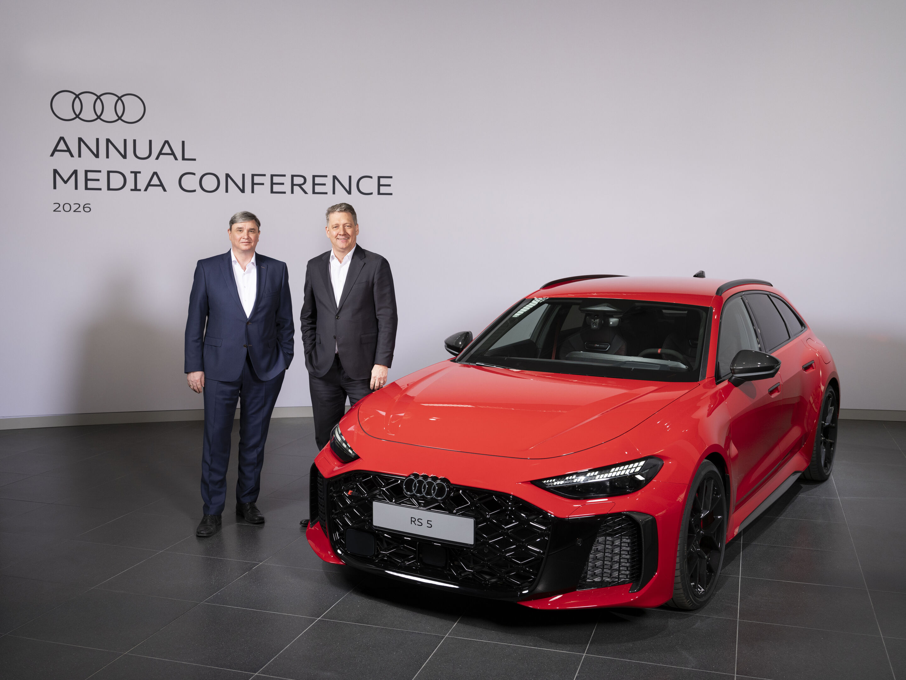 Audi Annual Media Conference 2026 - Jürgen Rittersberger, Mitglied des Vorstands für Finanz, Recht und IT, und Gernot Döllner, Vorsitzender des Vorstands (rechts) am Audi RS 5 Avant in Progressivrot metallic