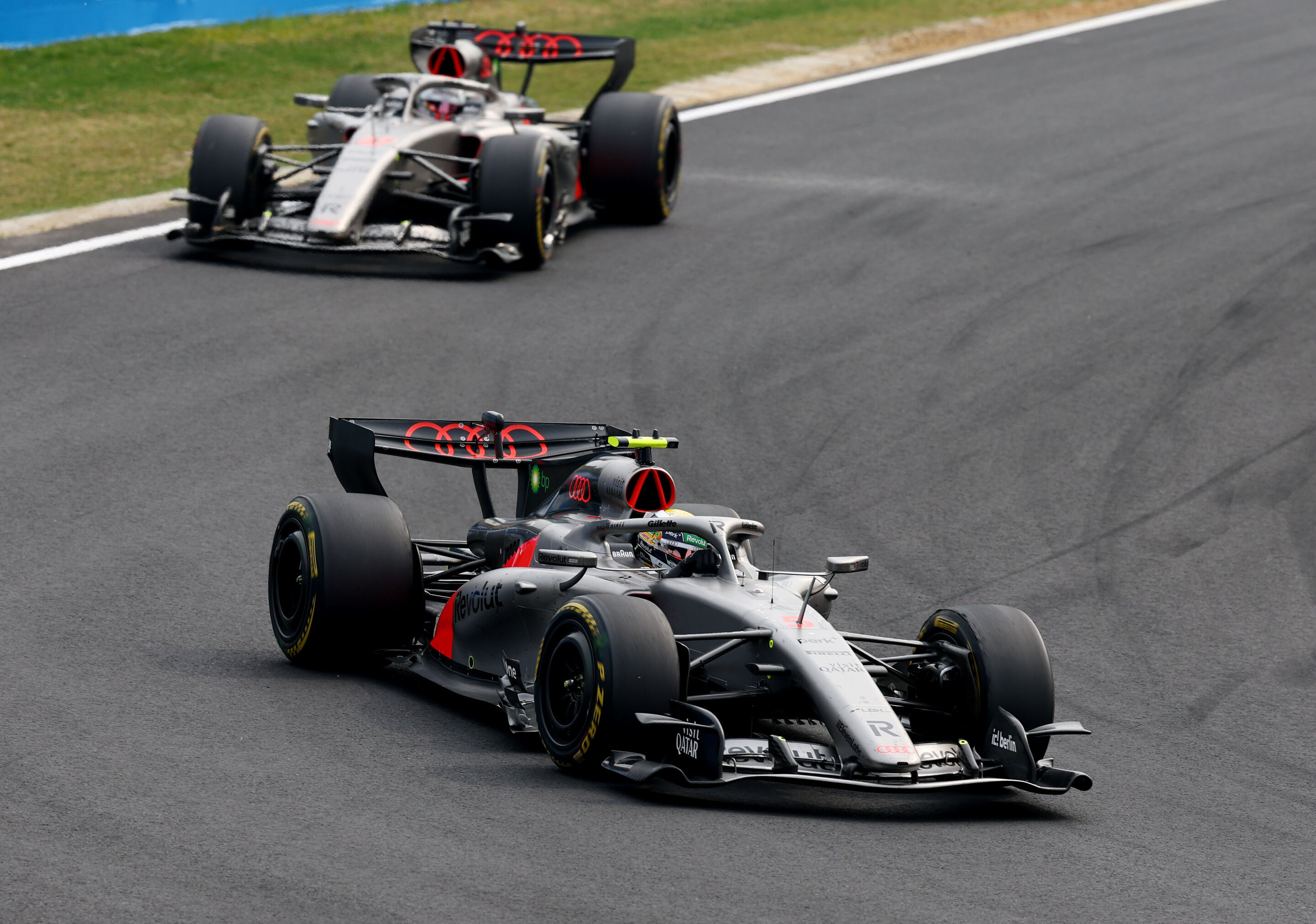 Audi Revolut F1 Team: Grand Prix von Japan - Audi R26 #5, Gabriel Bortoleto, Audi R26 #27, Nico Hülkenberg